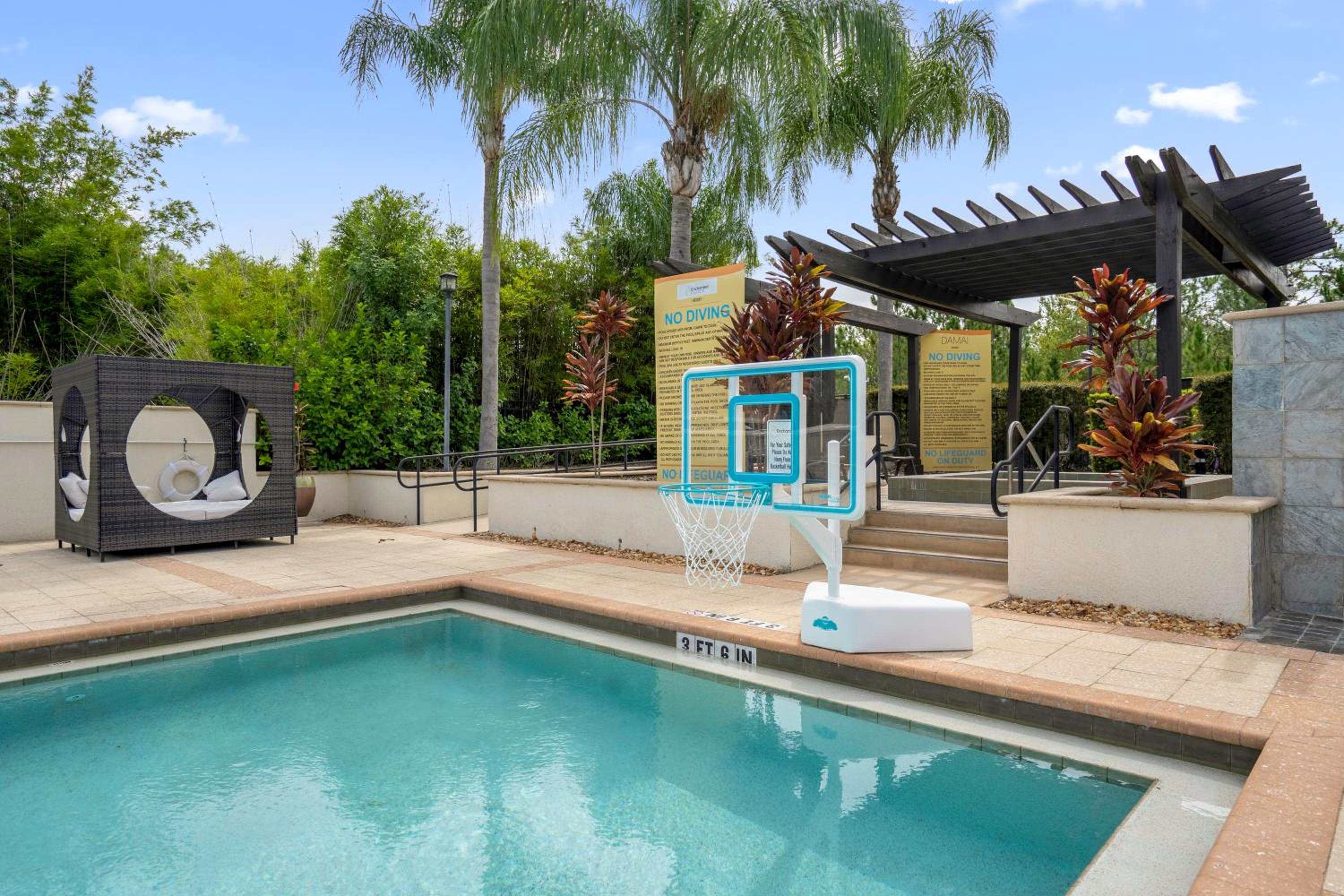 4BR Disney Family Townhouse Resort in Orlando - with Resort Pool, Gym, Games, & Jacuzzi