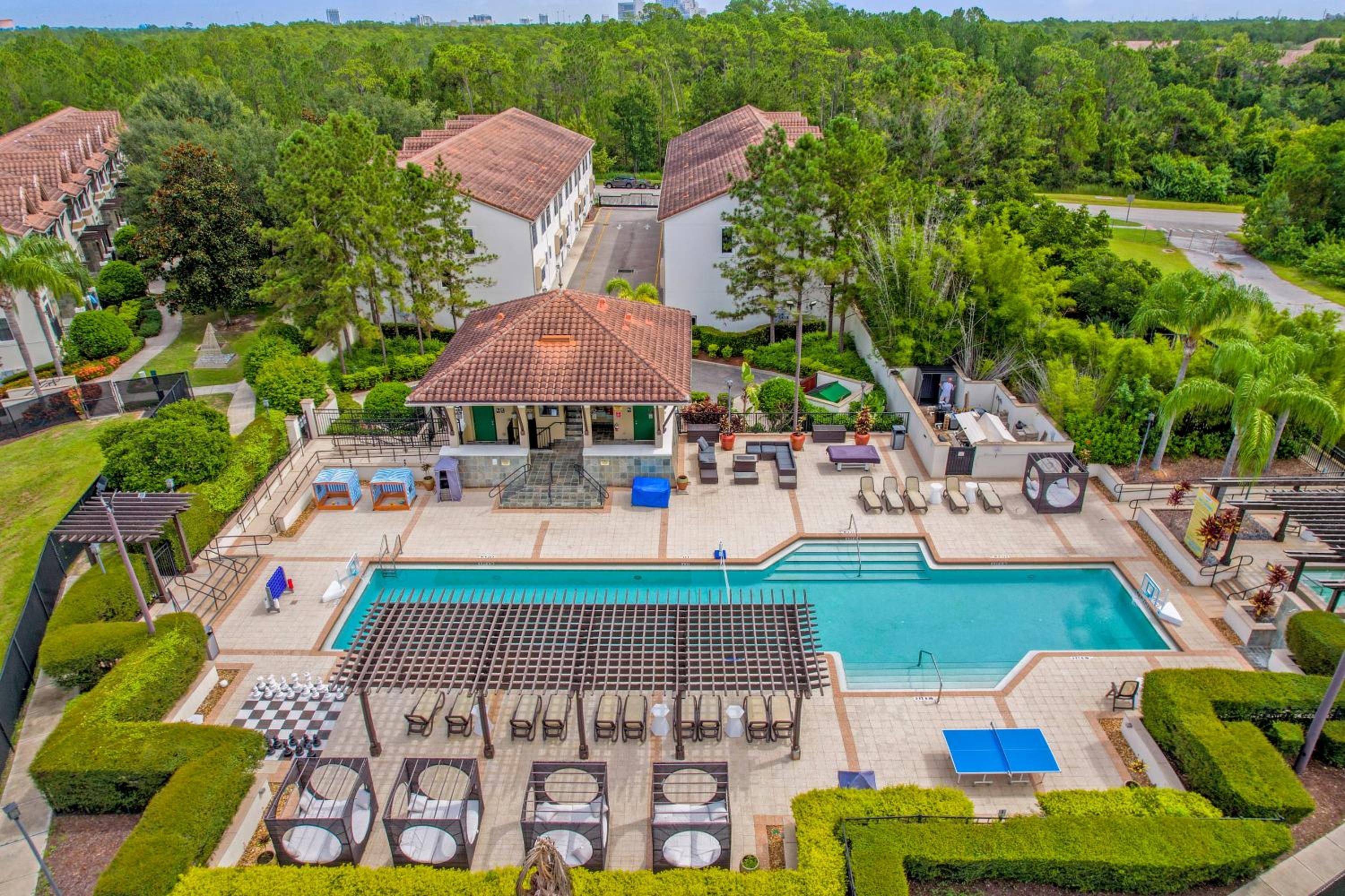 4BR Disney Family Townhouse Resort in Orlando - with Resort Pool, Gym, Games, & Jacuzzi