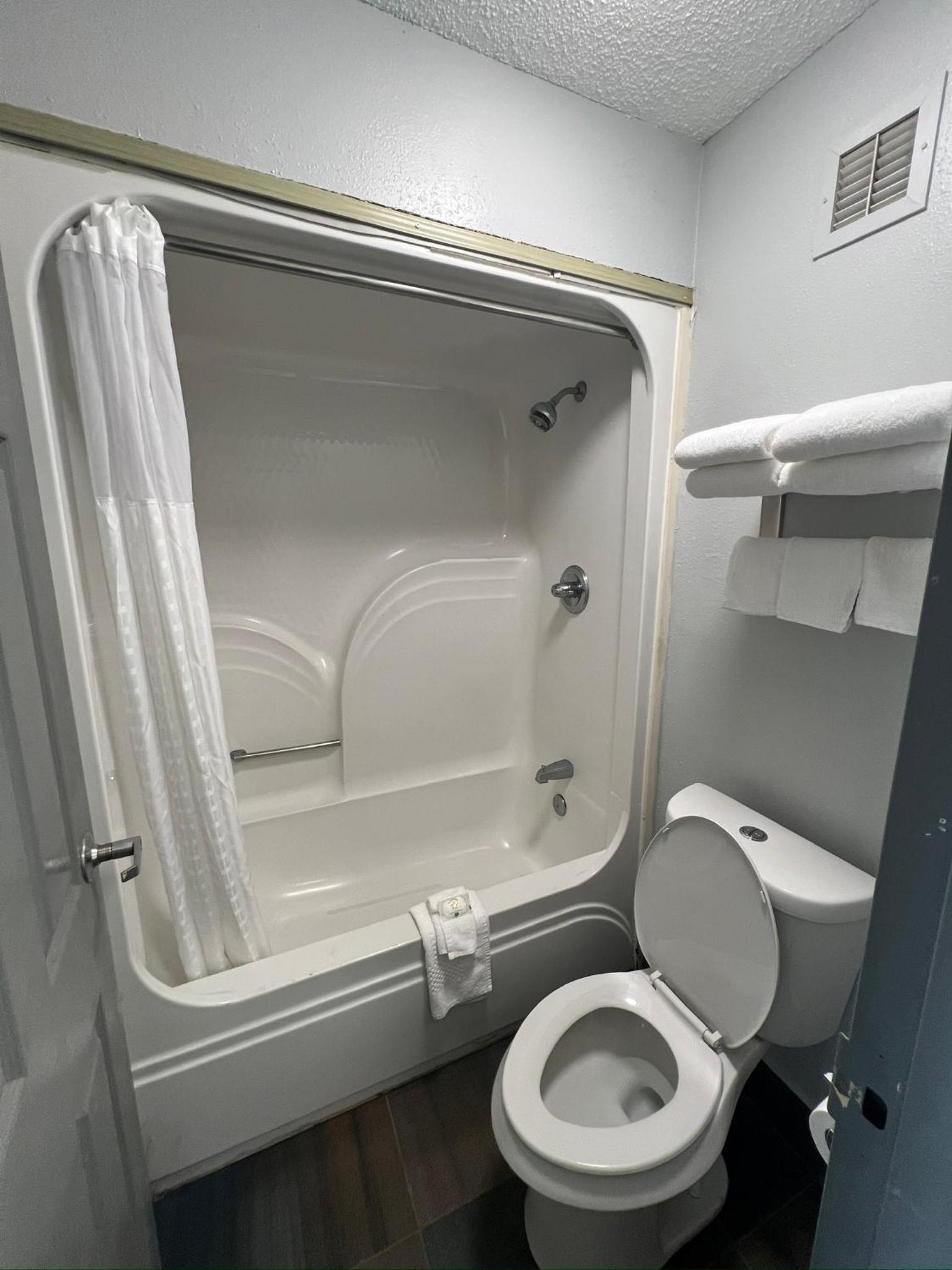 Kinder Vacations - Quality Inn - Property Image 4