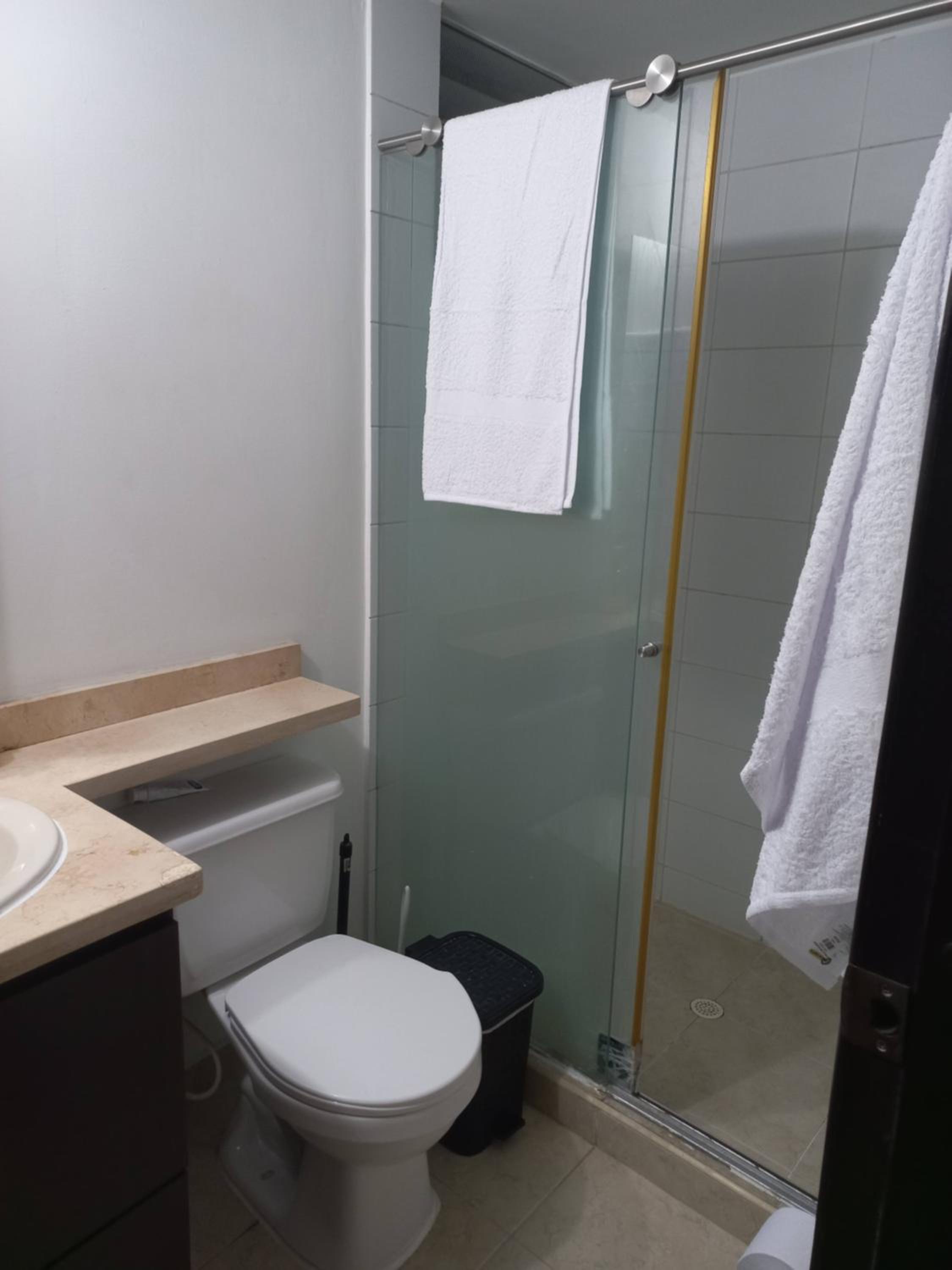Apt hogareño, amplio 6 personas piscina, balcón, parqueadero,Excelente ubicación