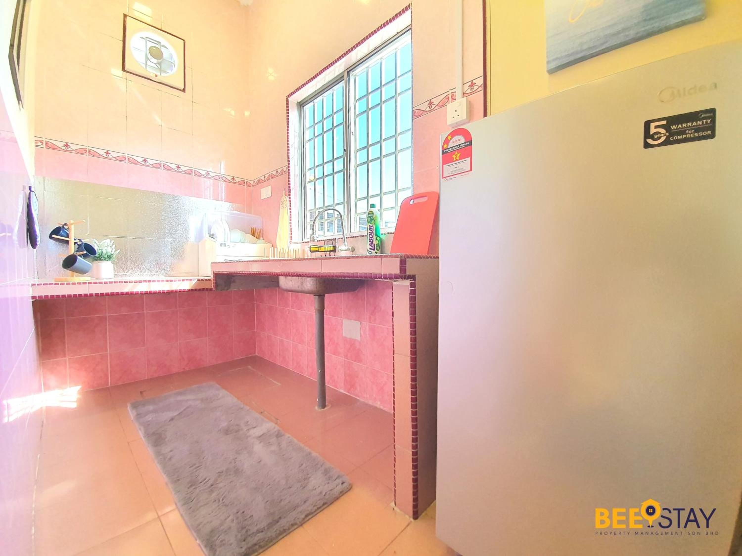 Jenjarom No 32 Modern Cozy Homestay for 4 Pax by Beestay
