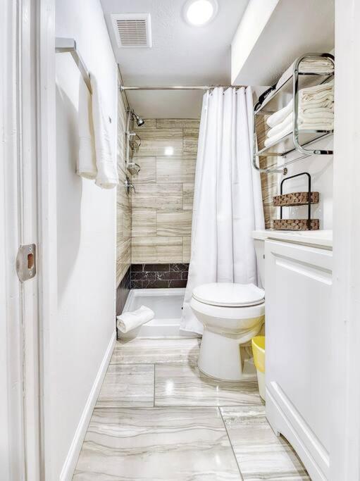 Hidden Gem 8 min to Downtown Close to UH, Night Life, NRG view 2