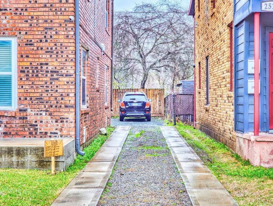 Hidden Gem 8 min to Downtown Close to UH, Night Life, NRG view 3
