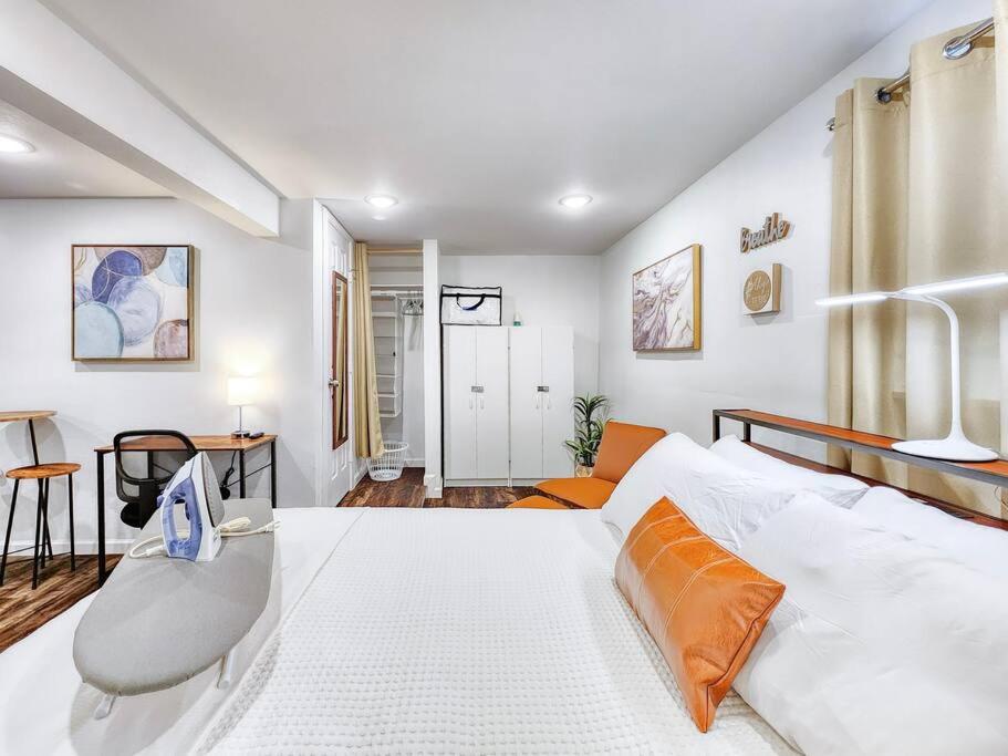Hidden Gem 8 min to Downtown Close to UH, Night Life, NRG view 4