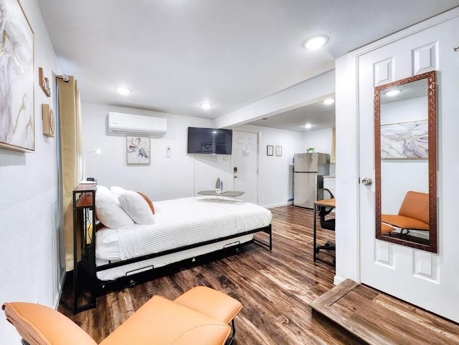 Hidden Gem 8 min to Downtown Close to UH, Night Life, NRG view 5