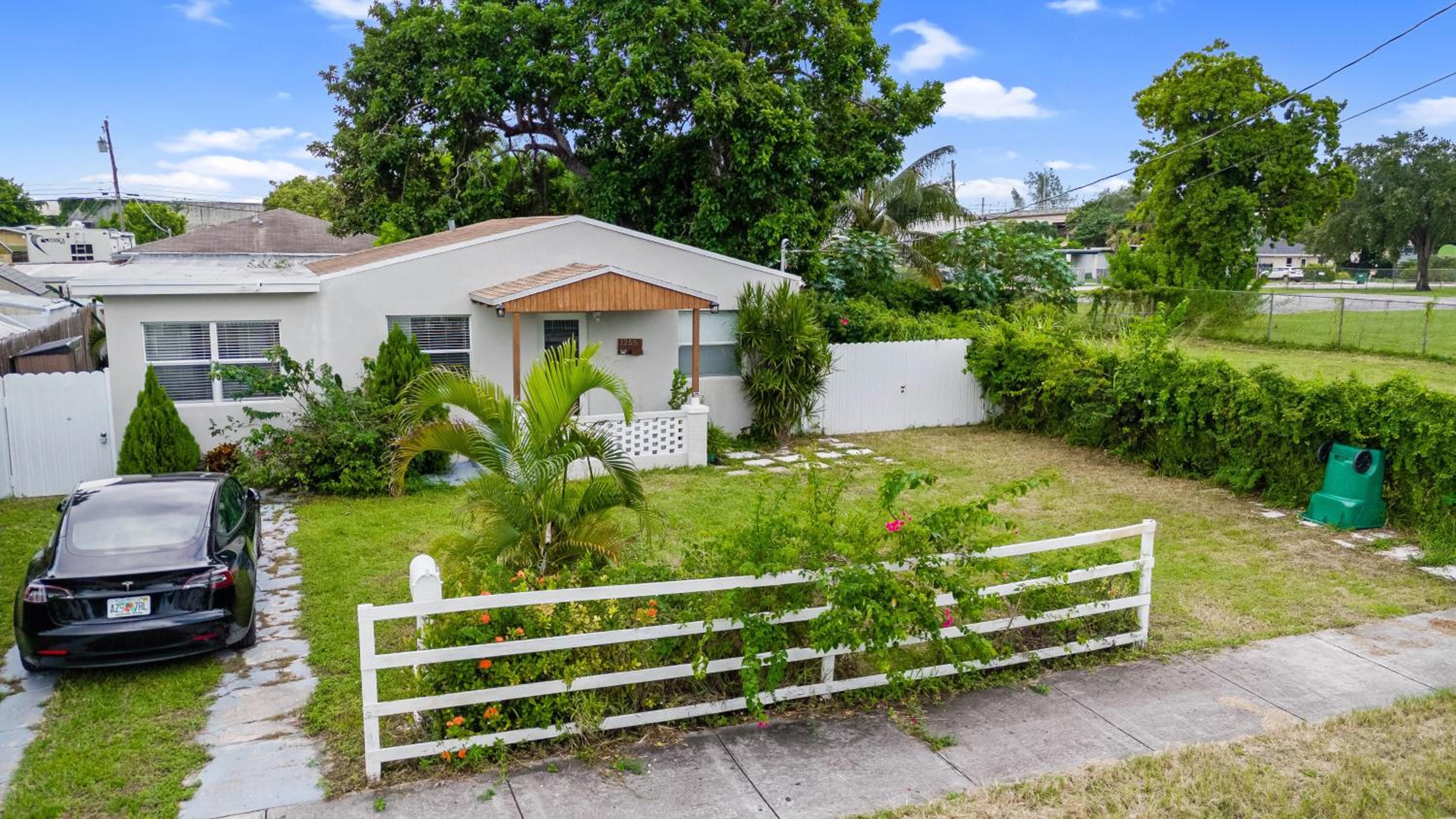 Modern 3-Bedroom Retreat near Wynwood - Miami Oasis