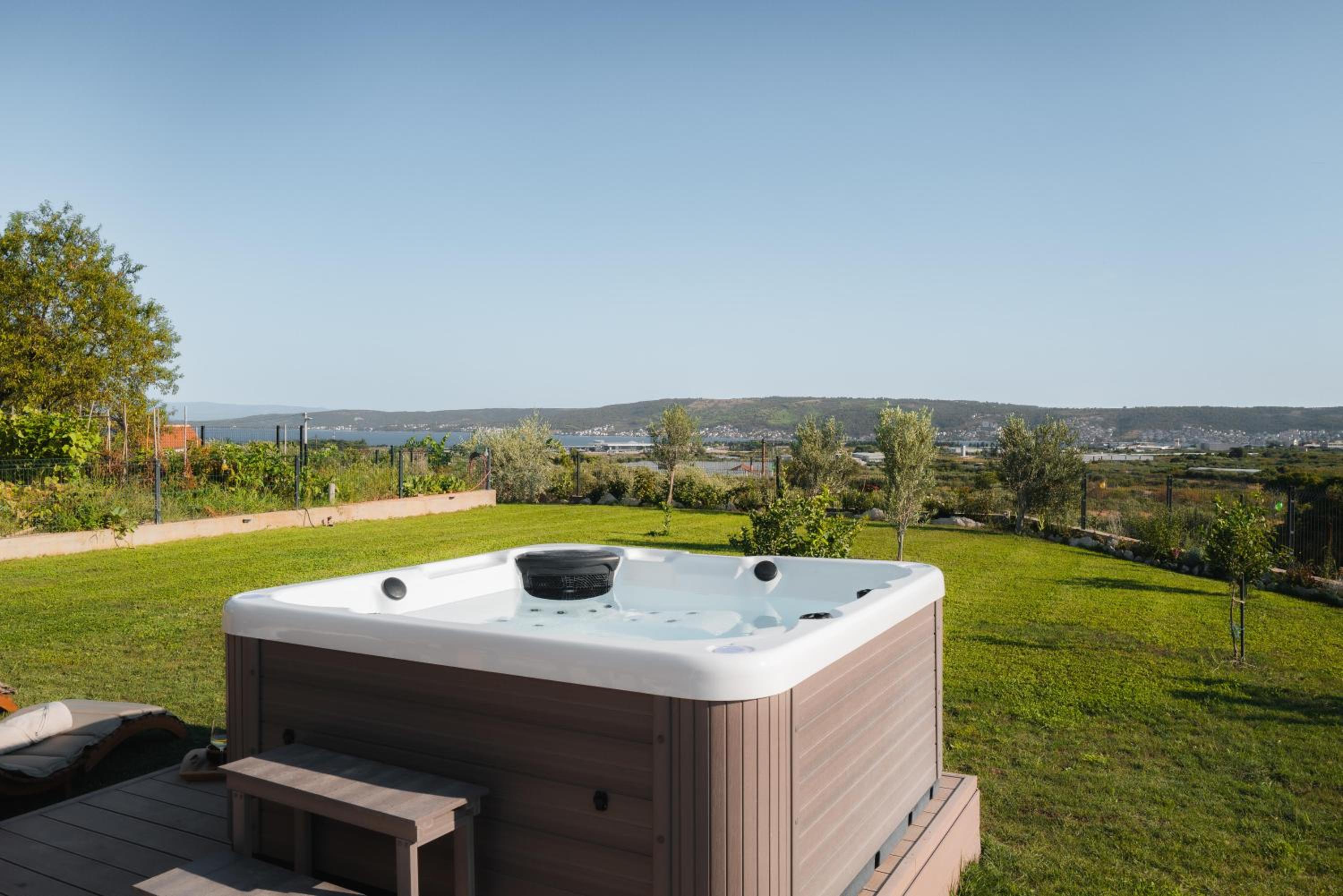 Mini Villa Marta - Private Retreat with Jacuzzi, 1000m2 Fenced Property, Garden, BBQ Lounge, 500Mbps, EV, near Split view 5