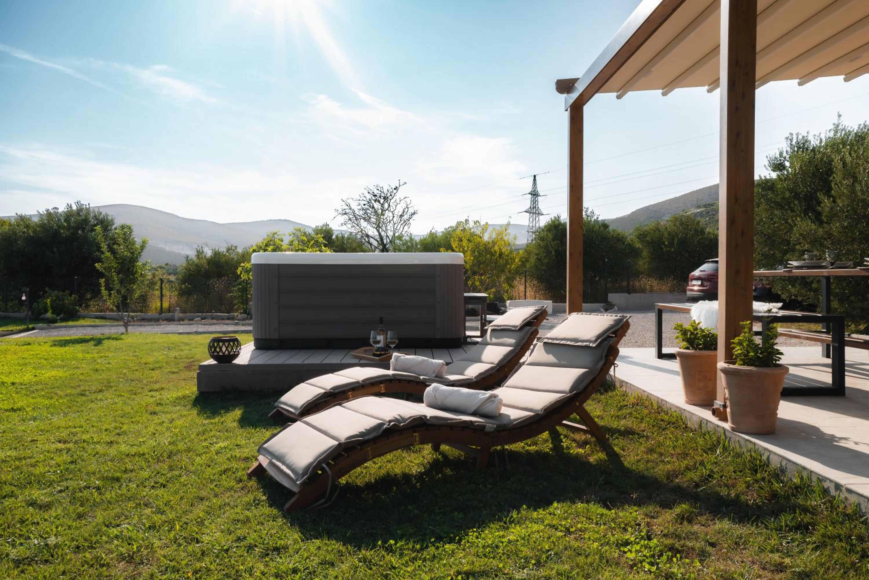 Mini Villa Marta - Private Retreat with Jacuzzi, 1000m2 Fenced Property, Garden, BBQ Lounge, 500Mbps, EV, near Split view 4