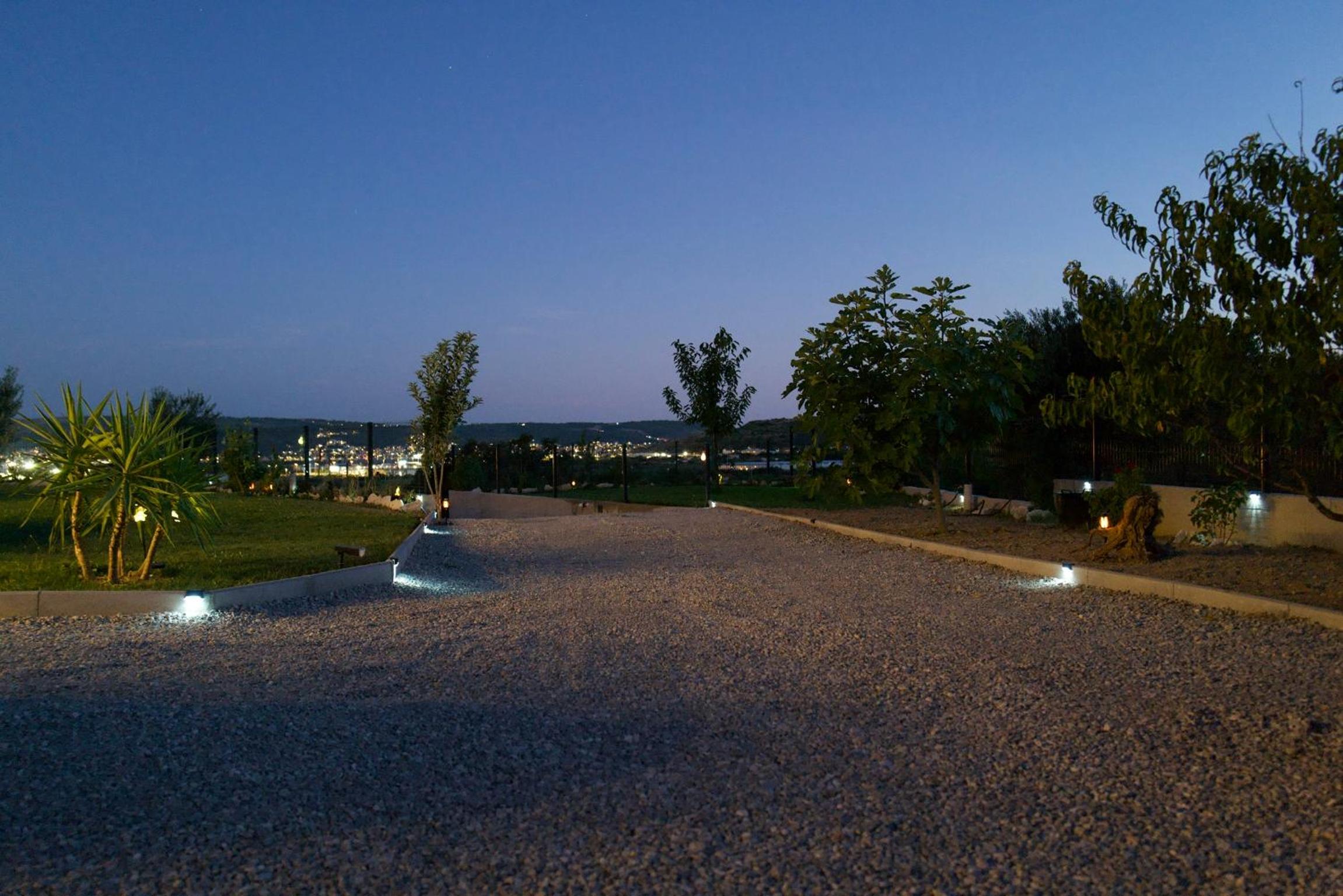 Mini Villa Marta - Private Retreat with Jacuzzi, 1000m2 Fenced Property, Garden, BBQ Lounge, 500Mbps, EV, near Split view 3
