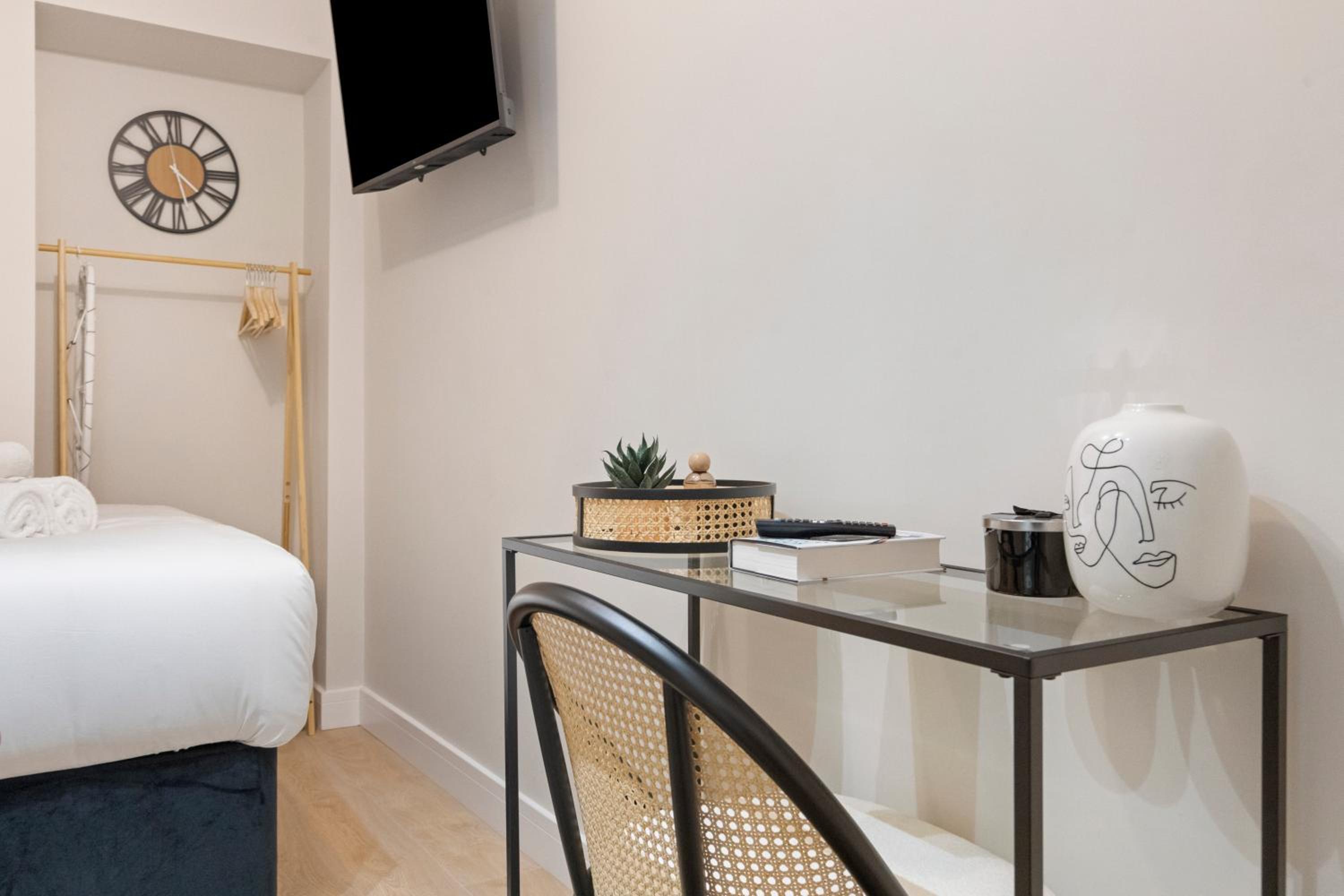 Chic City Pad: Modern Studio Retreat view 4