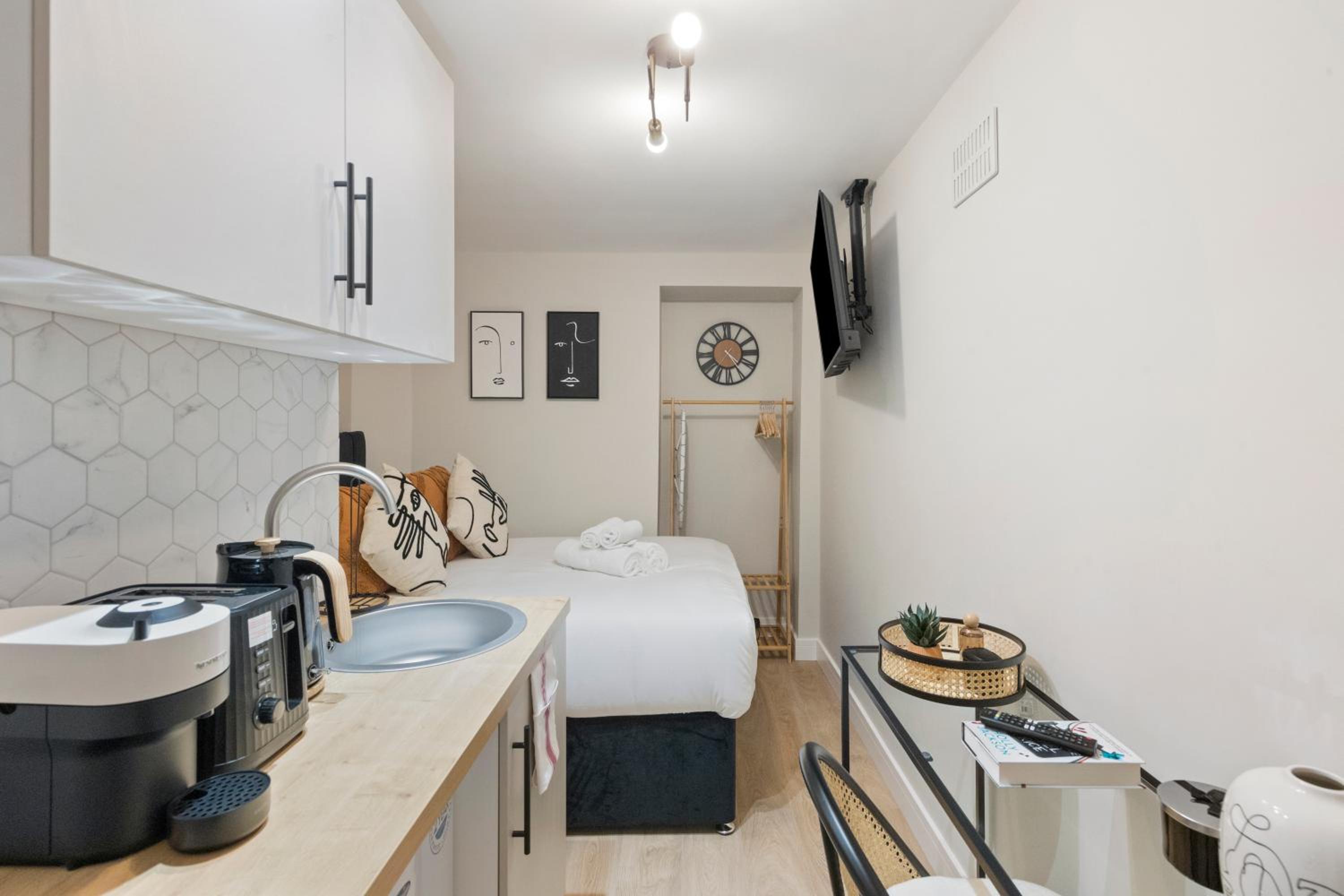 Chic City Pad: Modern Studio Retreat view 3