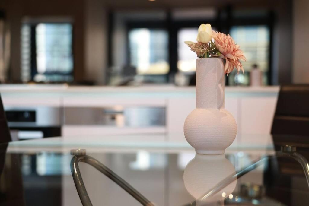 54D Chic 2Bedroom near Yarra River, City View with Free Parking