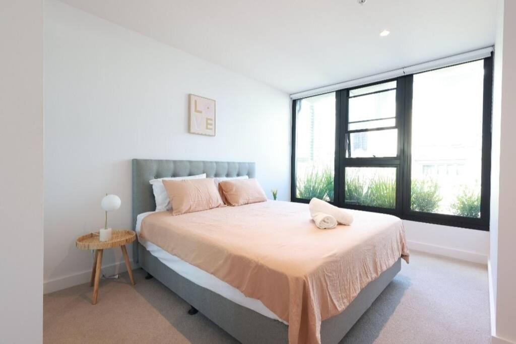 54D Chic 2Bedroom near Yarra River, City View with Free Parking