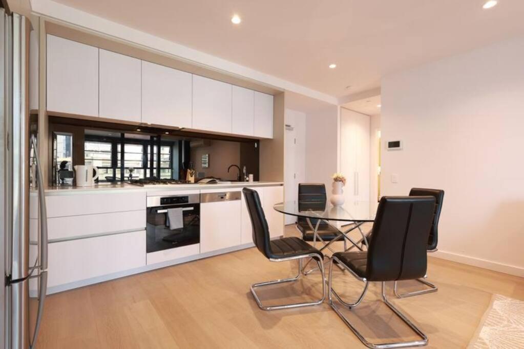 54D Chic 2Bedroom near Yarra River, City View with Free Parking