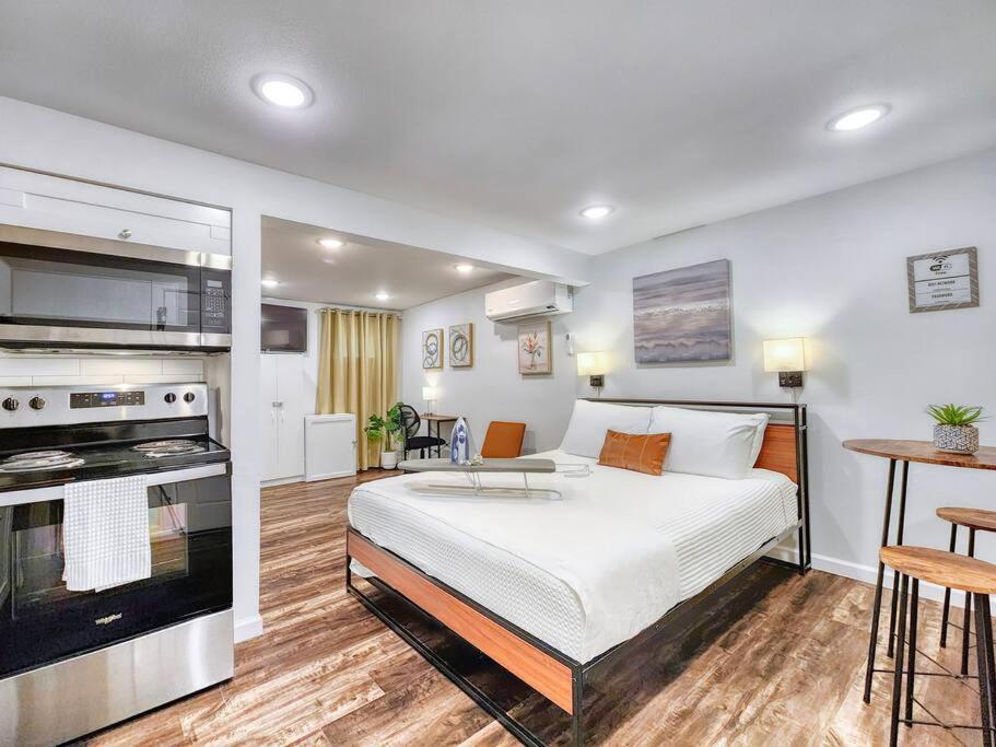 Cozy Studio 8 min to Down Town, Nightlife, Museum, UH view 3