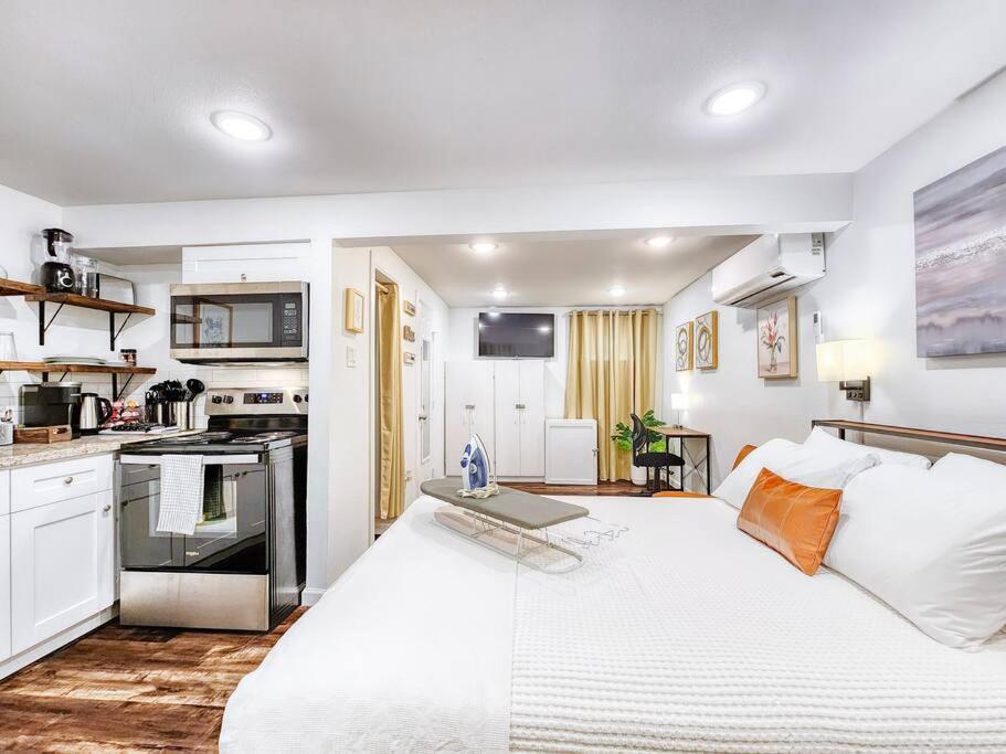 Cozy Studio 8 min to Down Town, Nightlife, Museum, UH view 5