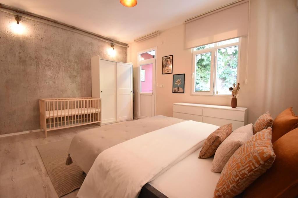 Stunning 6BR 4Bath near Tram