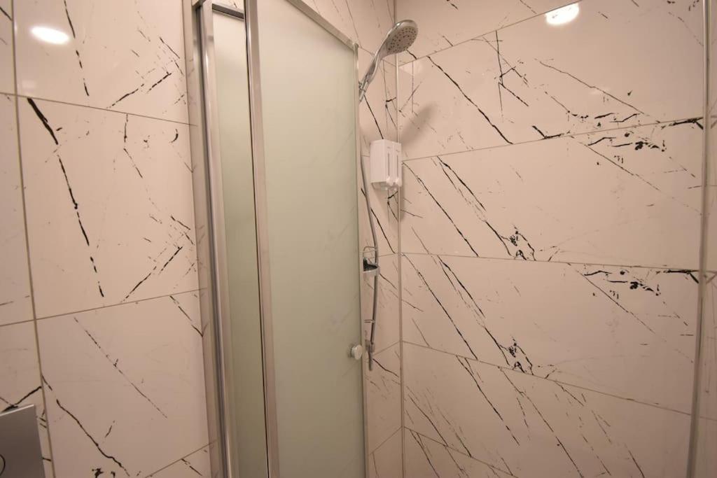 Stunning 6BR 4Bath near Tram