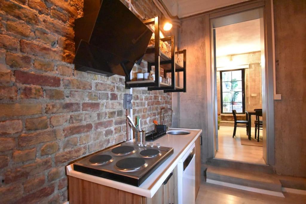 Stunning 6BR 4Bath near Tram