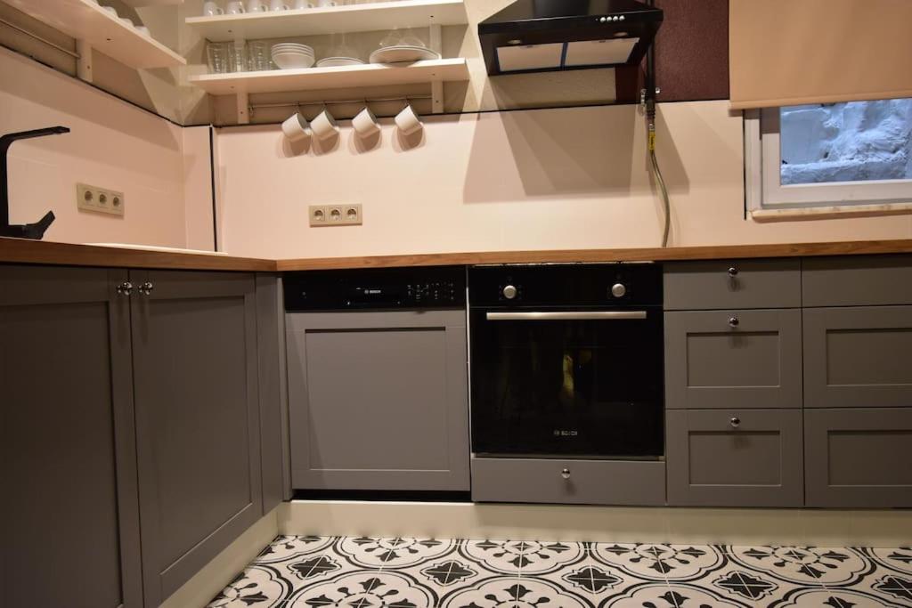 Charming House 4BR AC Near Metro