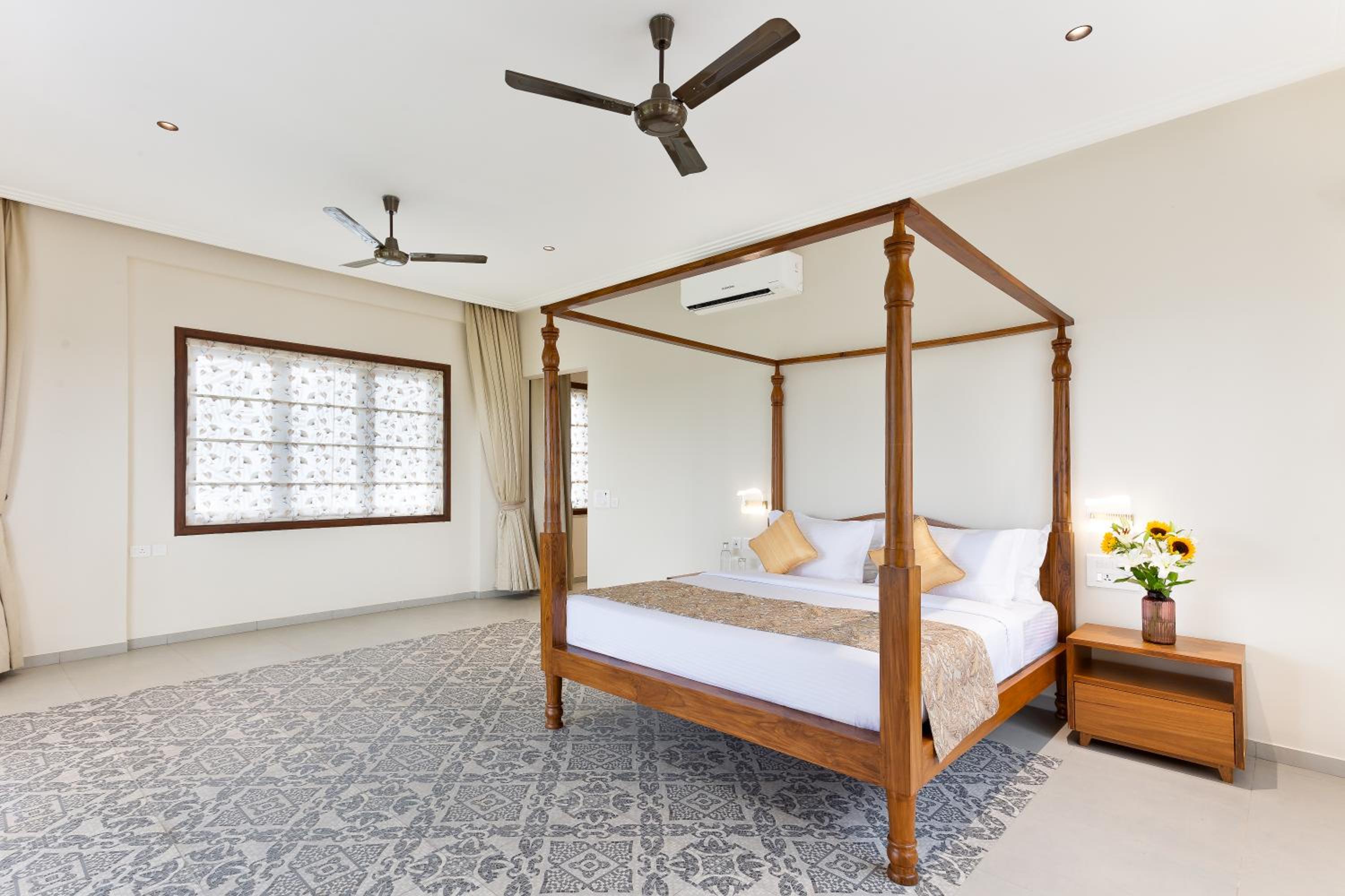 Melhor Stays Villa - L-E4 Luxurious 4BHK villa with private pool, Arpora view 2
