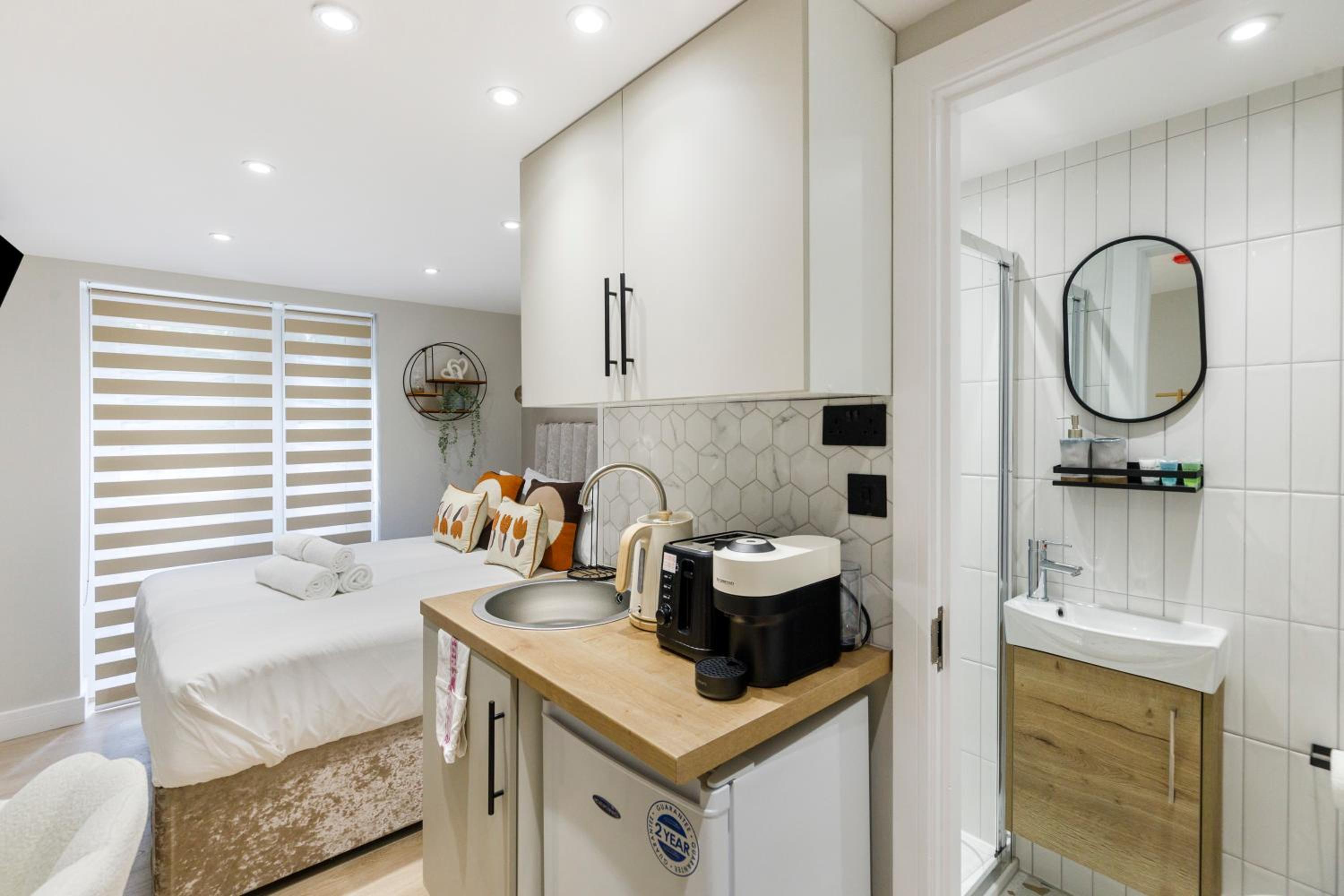 Metropolitan Suite Modern Studio with King Bed view 5