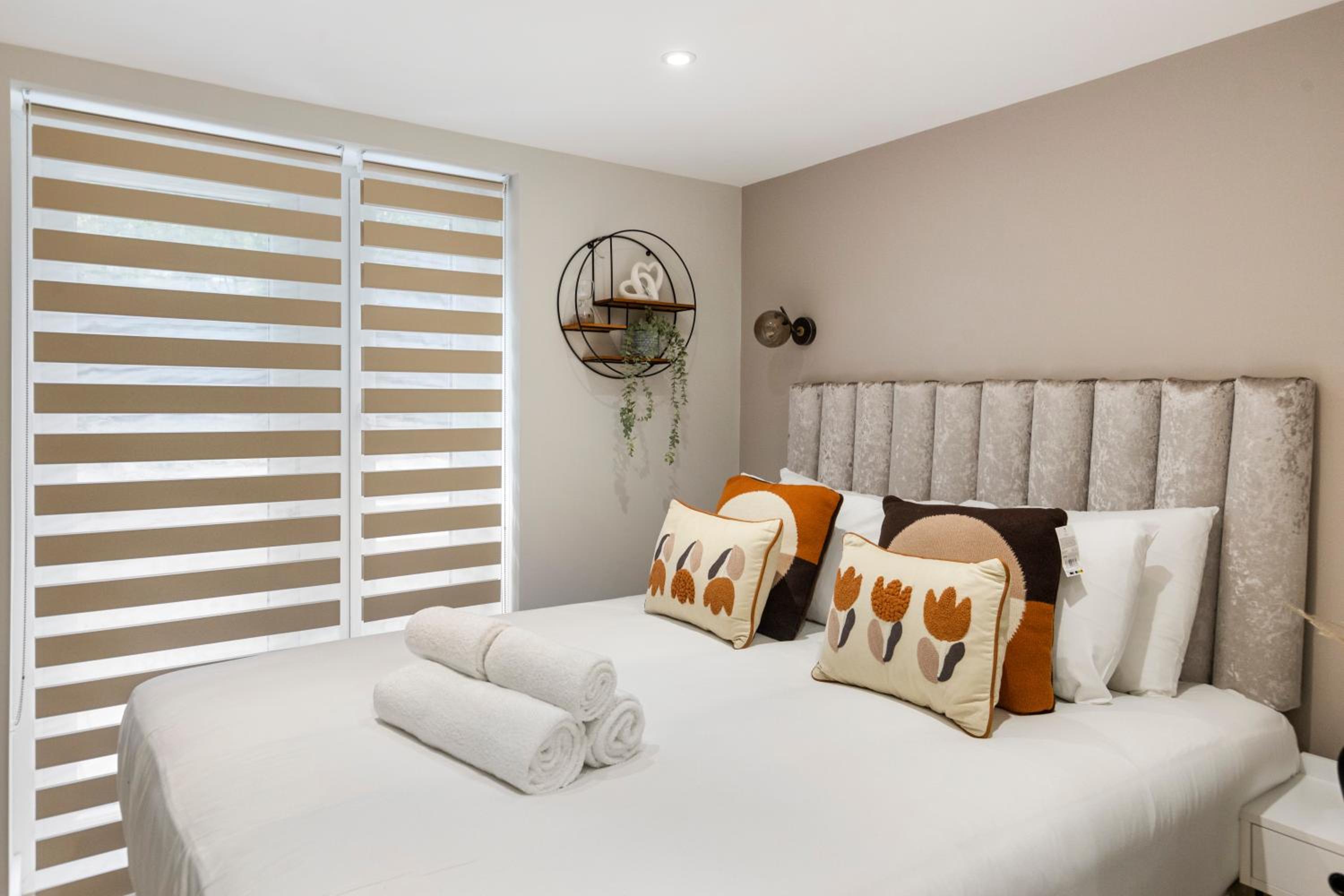 Metropolitan Suite Modern Studio with King Bed view 4