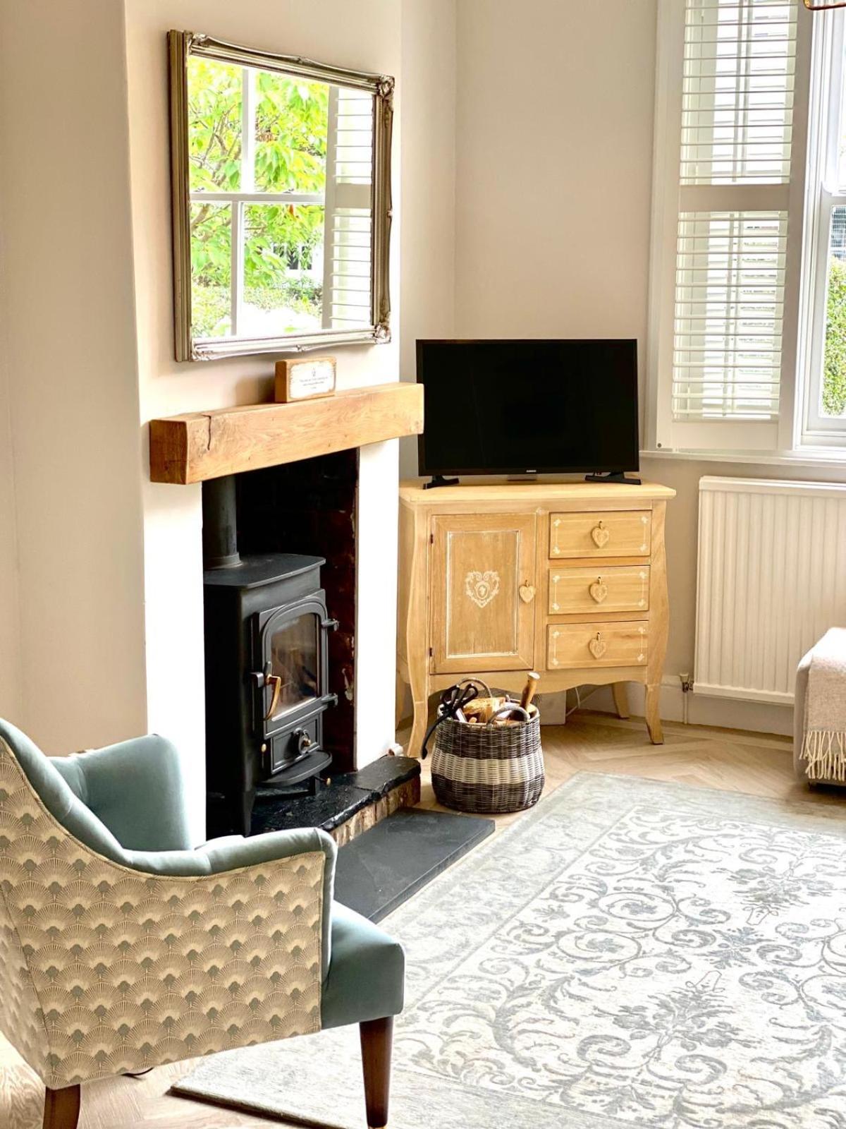 Award Winning Elegant luxurious refurbished meticulous 3 Bed