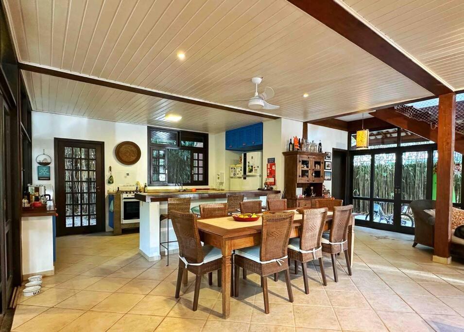 Casa em condomínio na Praia da Baleia com alto astral