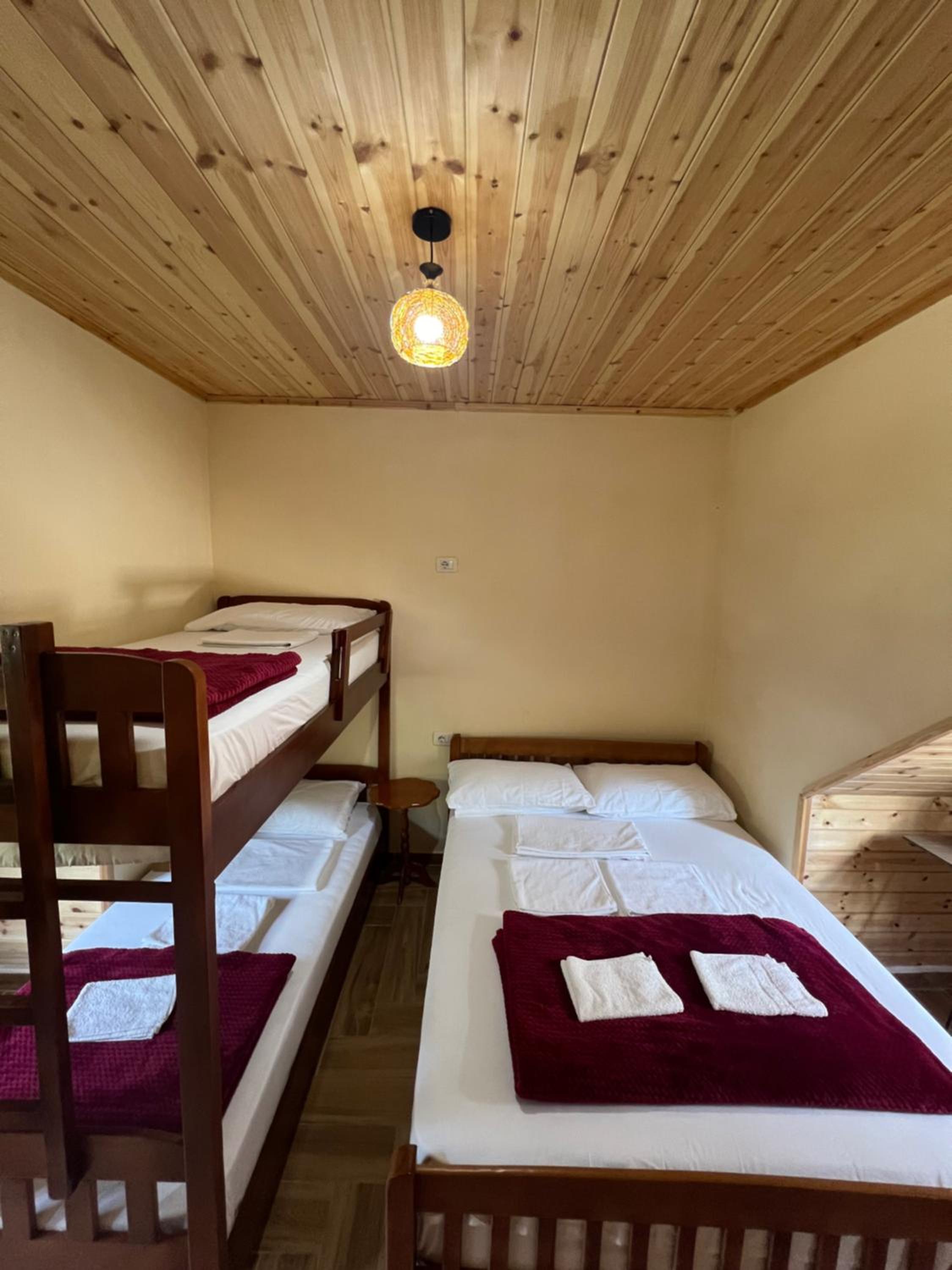 Guest House Shtëpiza Theth