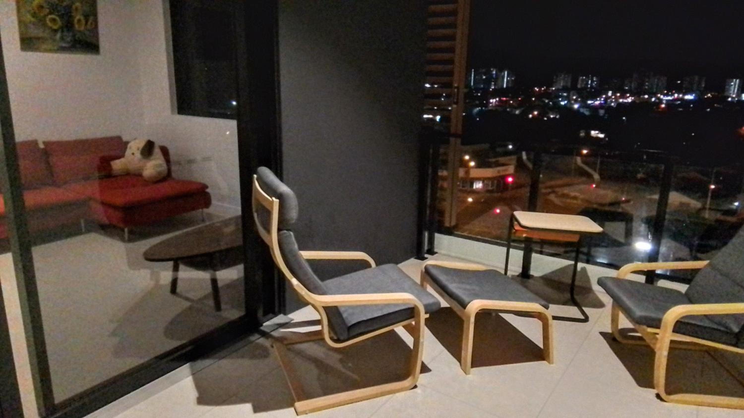 Breakfast & Dinner Included - Top-Floor Apartment Maroochydore CBD