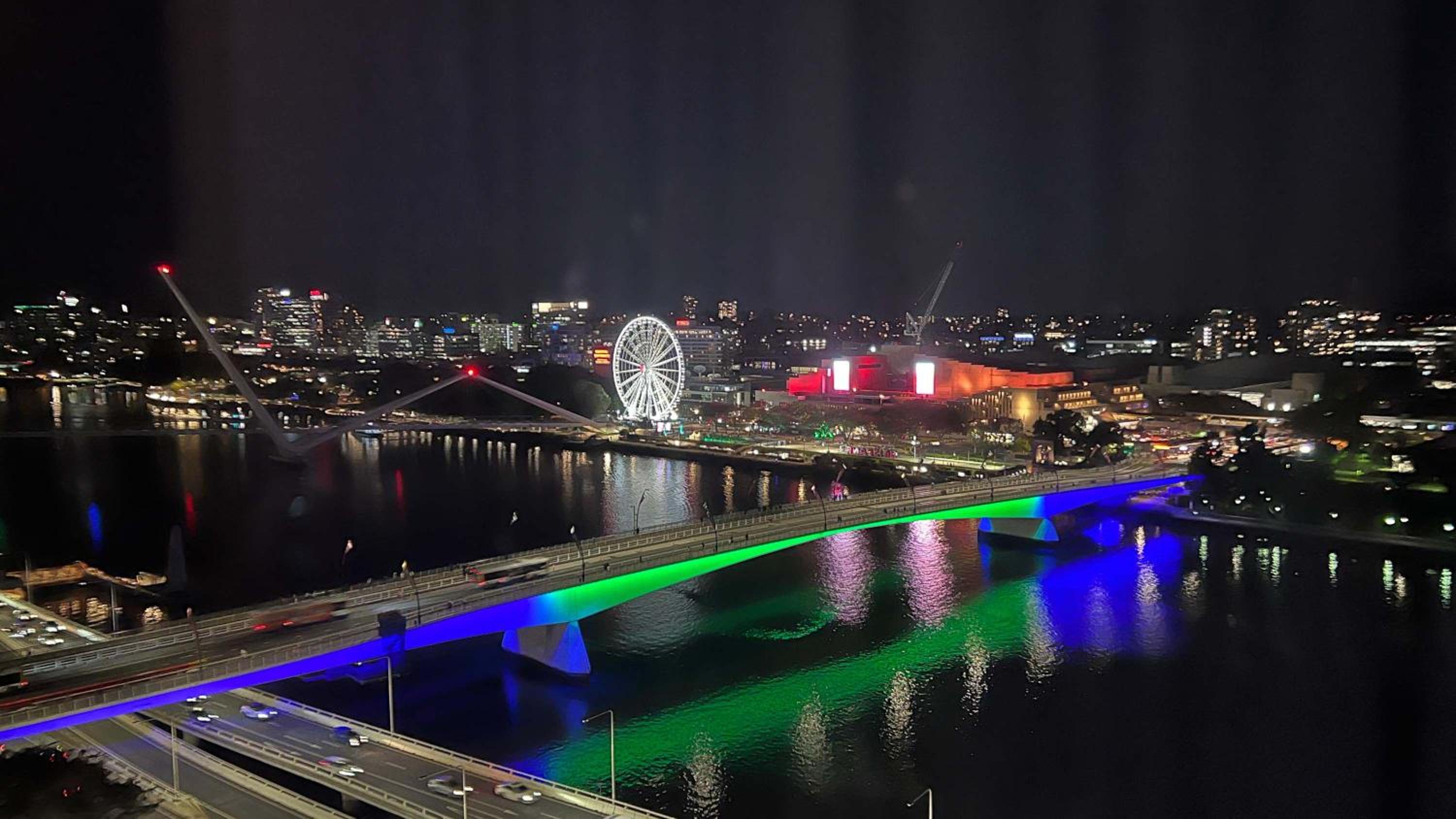 Luxury 1BR in Brisbane City River Firework View