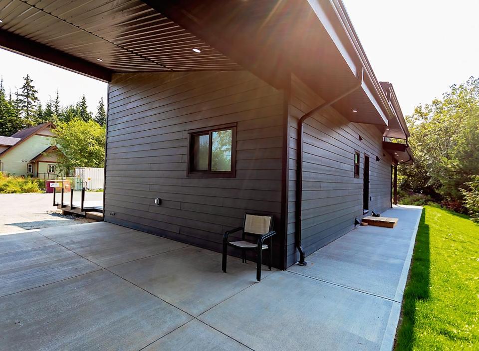 LuxQuarters Bumbleberry Guest House