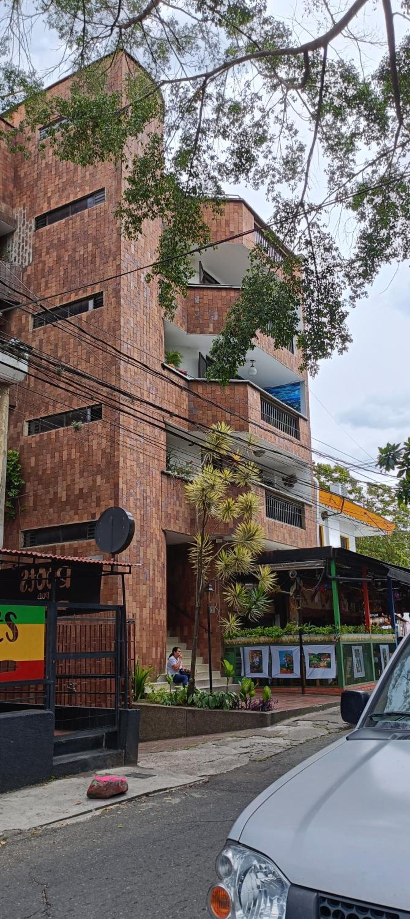 cool de laureles Medellín