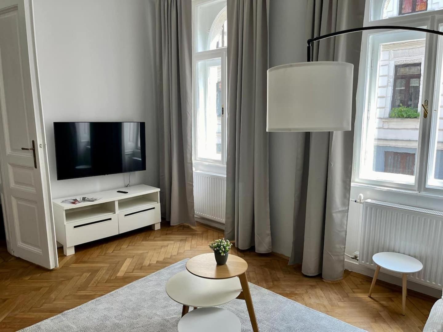 Großzügiger Wiener Altbau gleich neben Schönbrunn