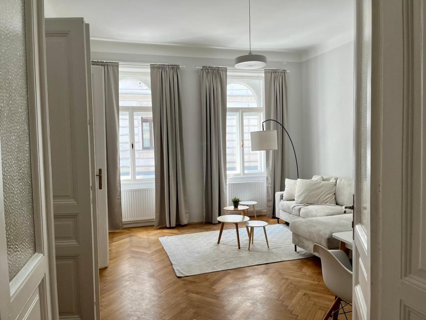 Großzügiger Wiener Altbau gleich neben Schönbrunn