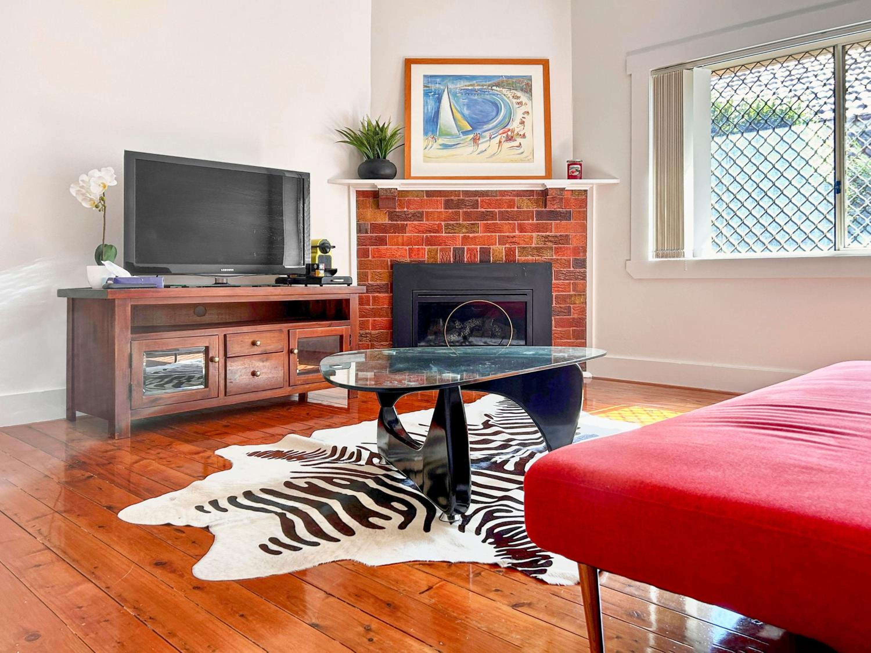 Family retreat house 3 bdrm with parking Netflix close to train
