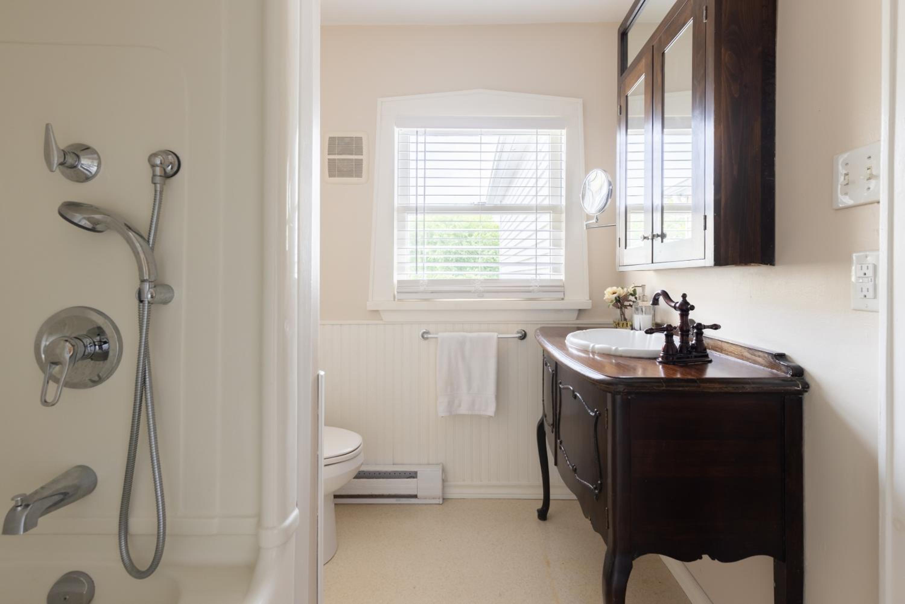 Hummingbird Haven Bed & Breakfast Luxury Suite With Terrace & Seasonal Lake Views Located in Historic Old Town Niagara-On-The-Lake