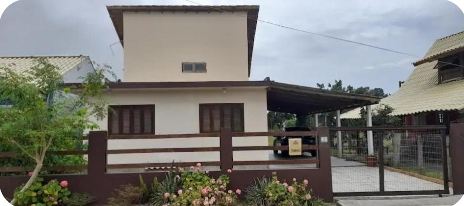 Casa na reserva natural do surf com trilha para praia e terreno compartilhado