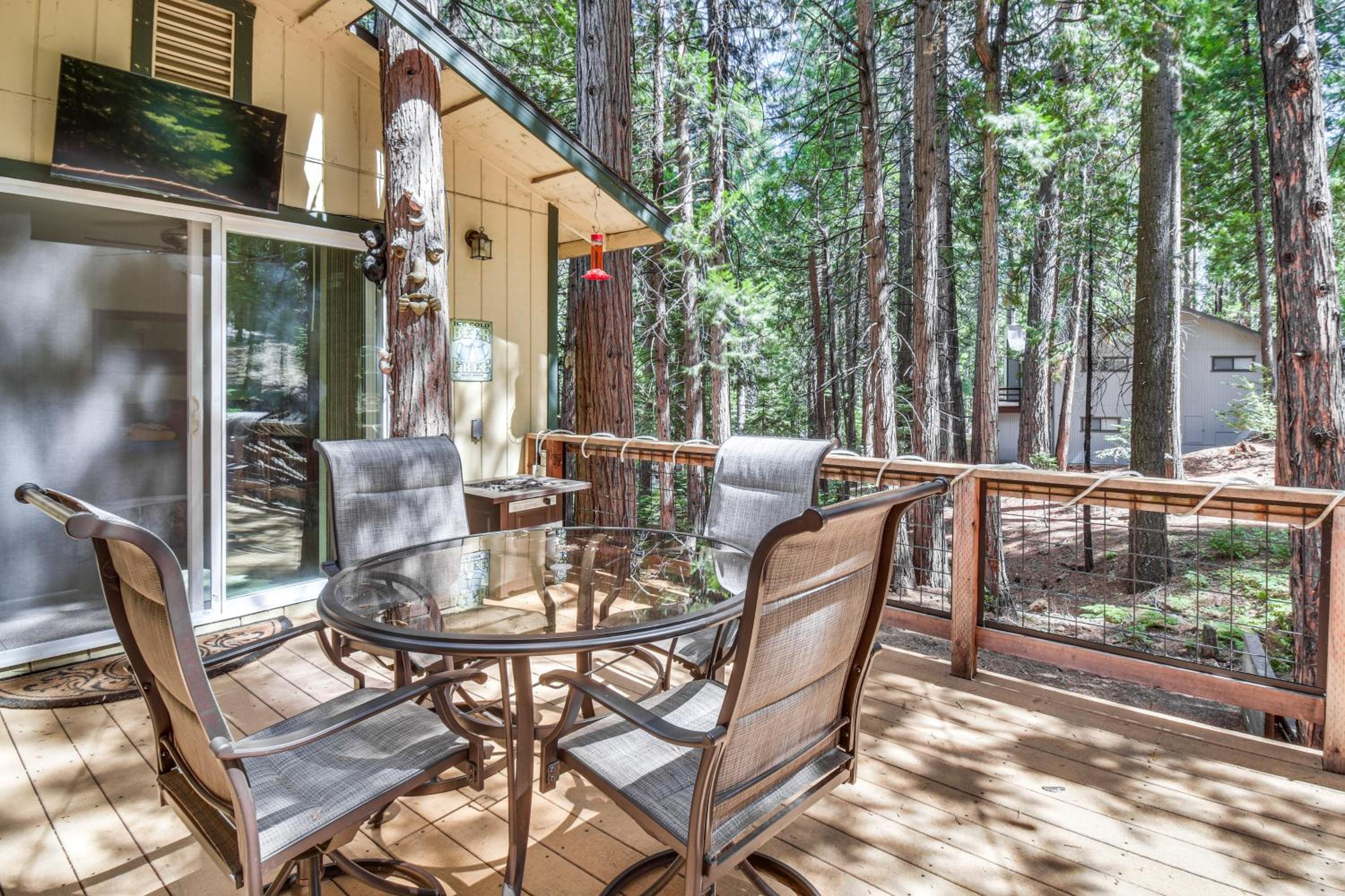 Peaceful Cabin with Deck - 5 Mi to Pinecrest Lake! view 2