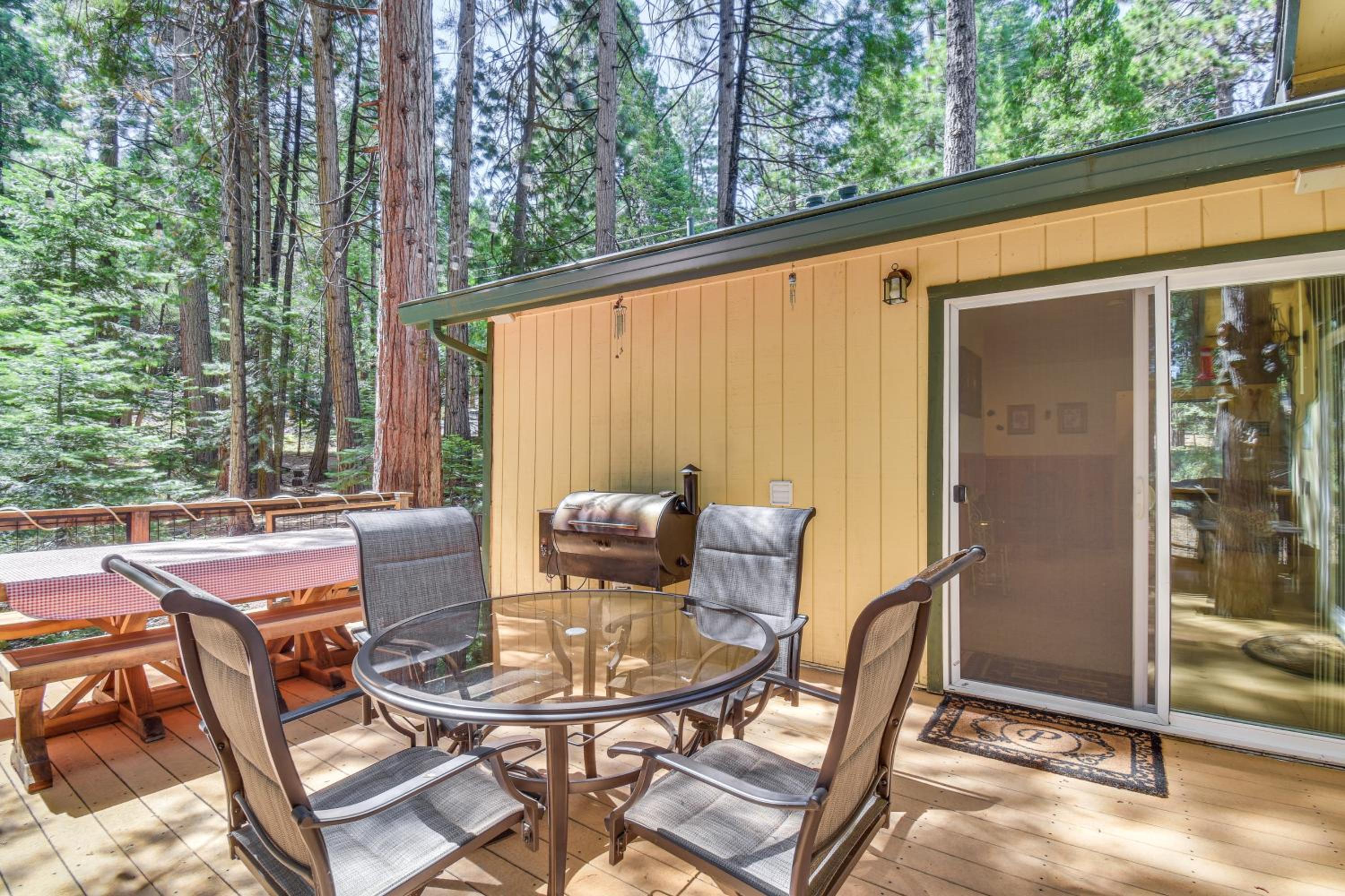 Peaceful Cabin with Deck - 5 Mi to Pinecrest Lake! view 3