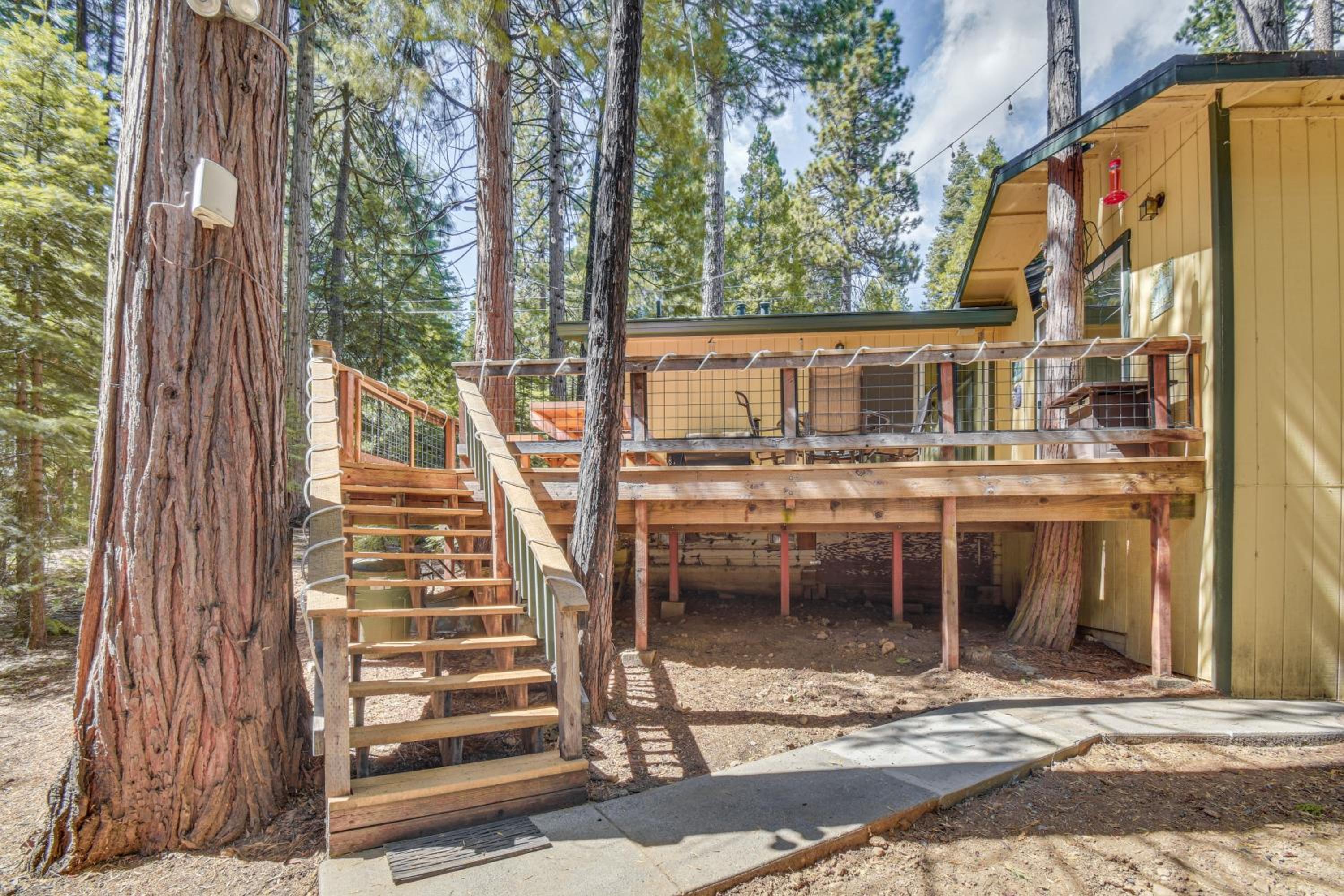 Peaceful Cabin with Deck - 5 Mi to Pinecrest Lake! view 4
