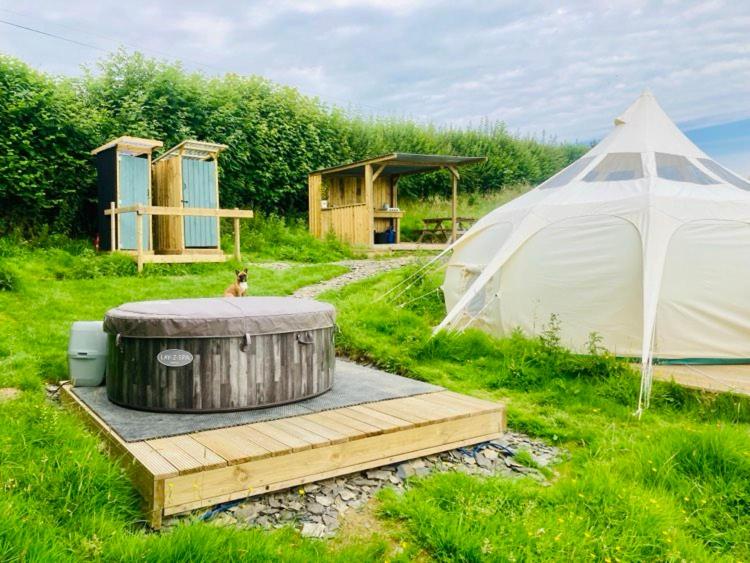 Hotel Luxury Stargazing Glamping - Seren Aur with Hot Tub