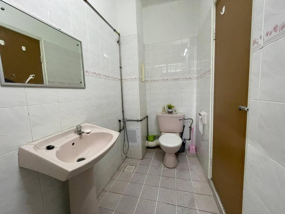 4BR 2Storey Terrace Homestay at Bukit Jambul by SK Vacation Homes photo 3