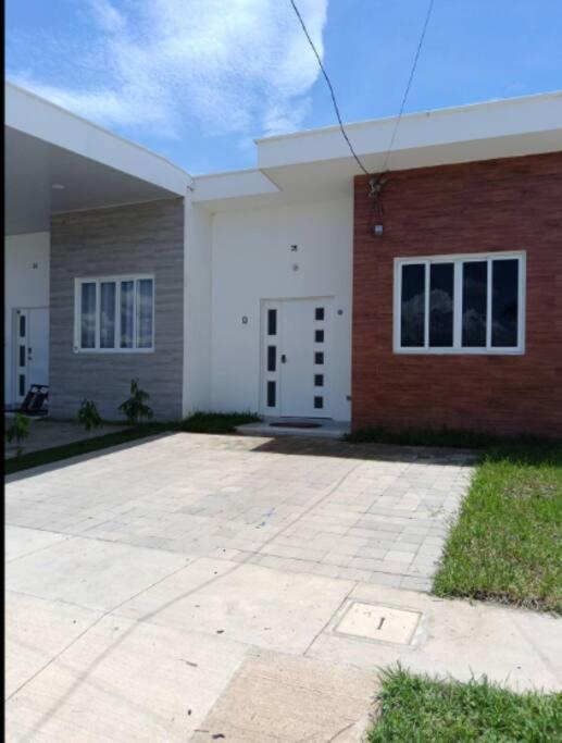 Casa Acogedora enfrente a Piscina y parque