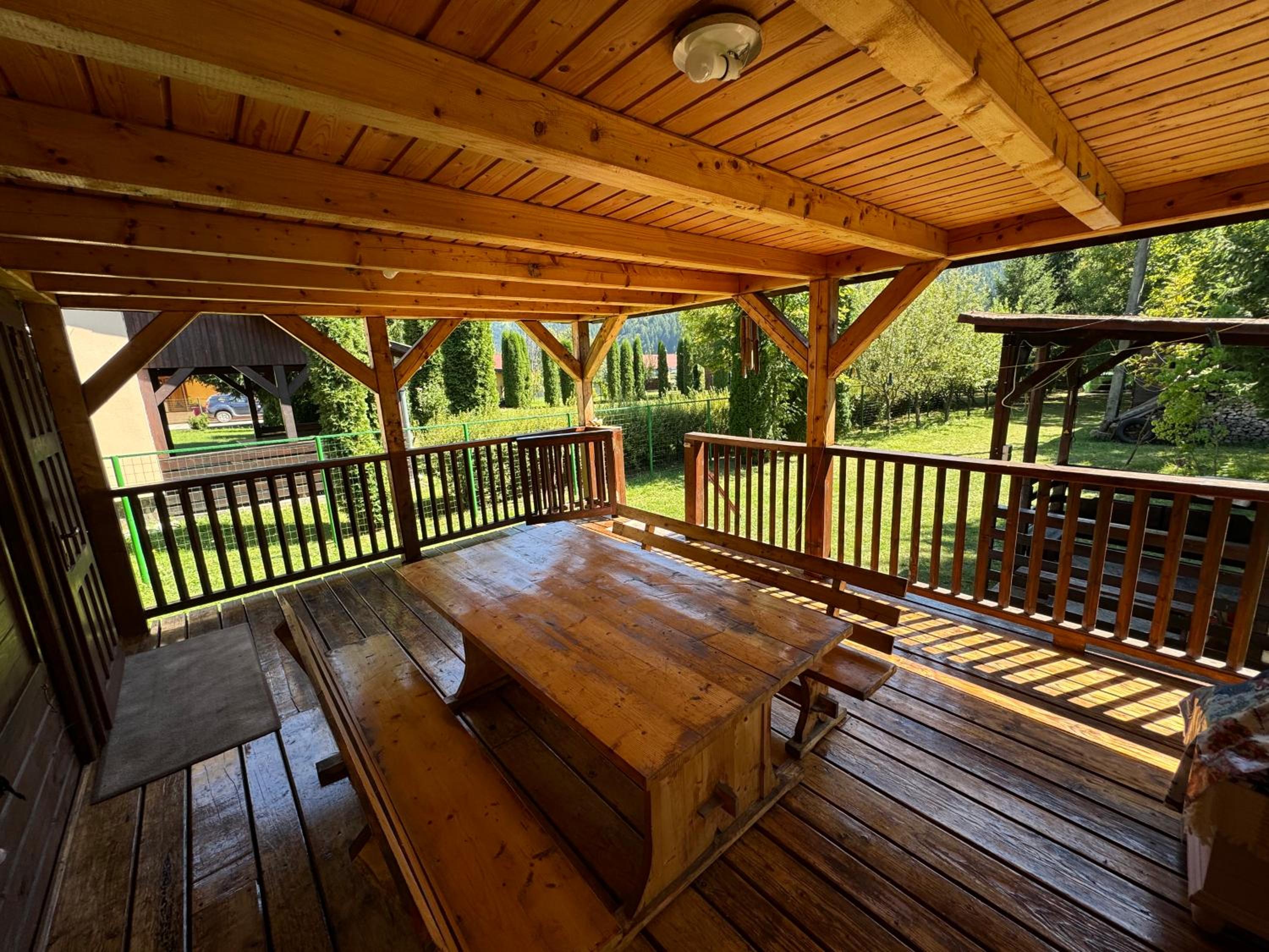 Mountain Cabin Retreat - Terrace, BBQ, Hot Tub