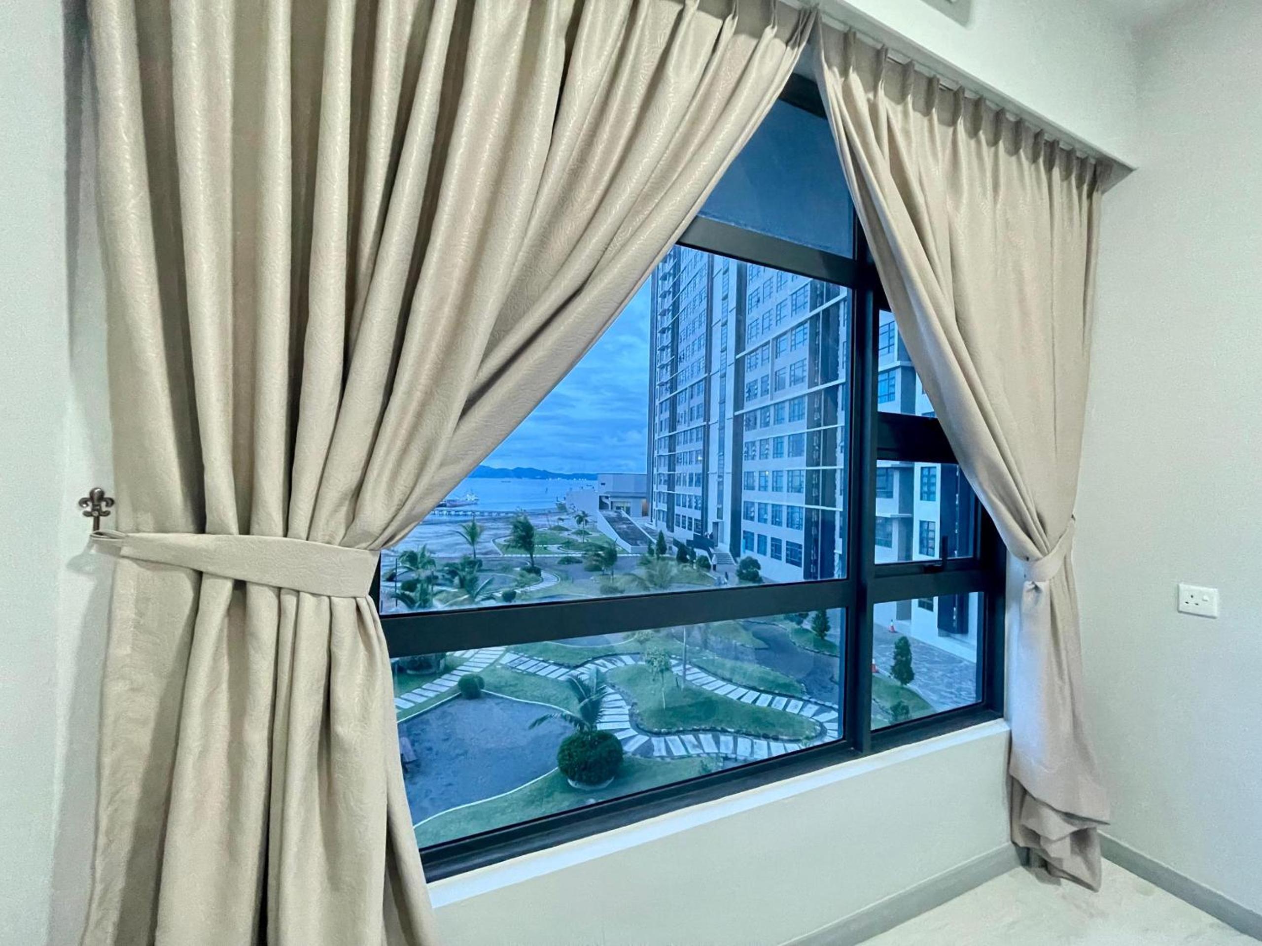 Jesselton Quay Sea & Pool View for 6 PAX photo 8