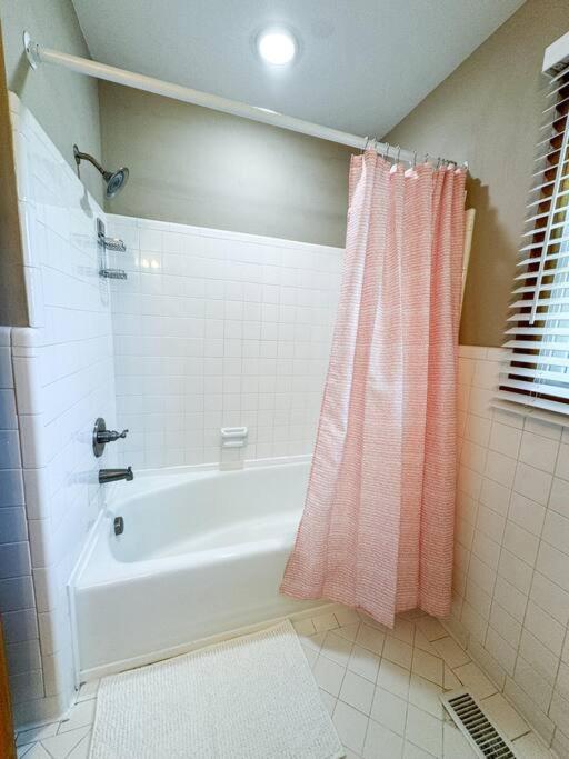 Room For the Family - Large Yard - Gallatin Stays