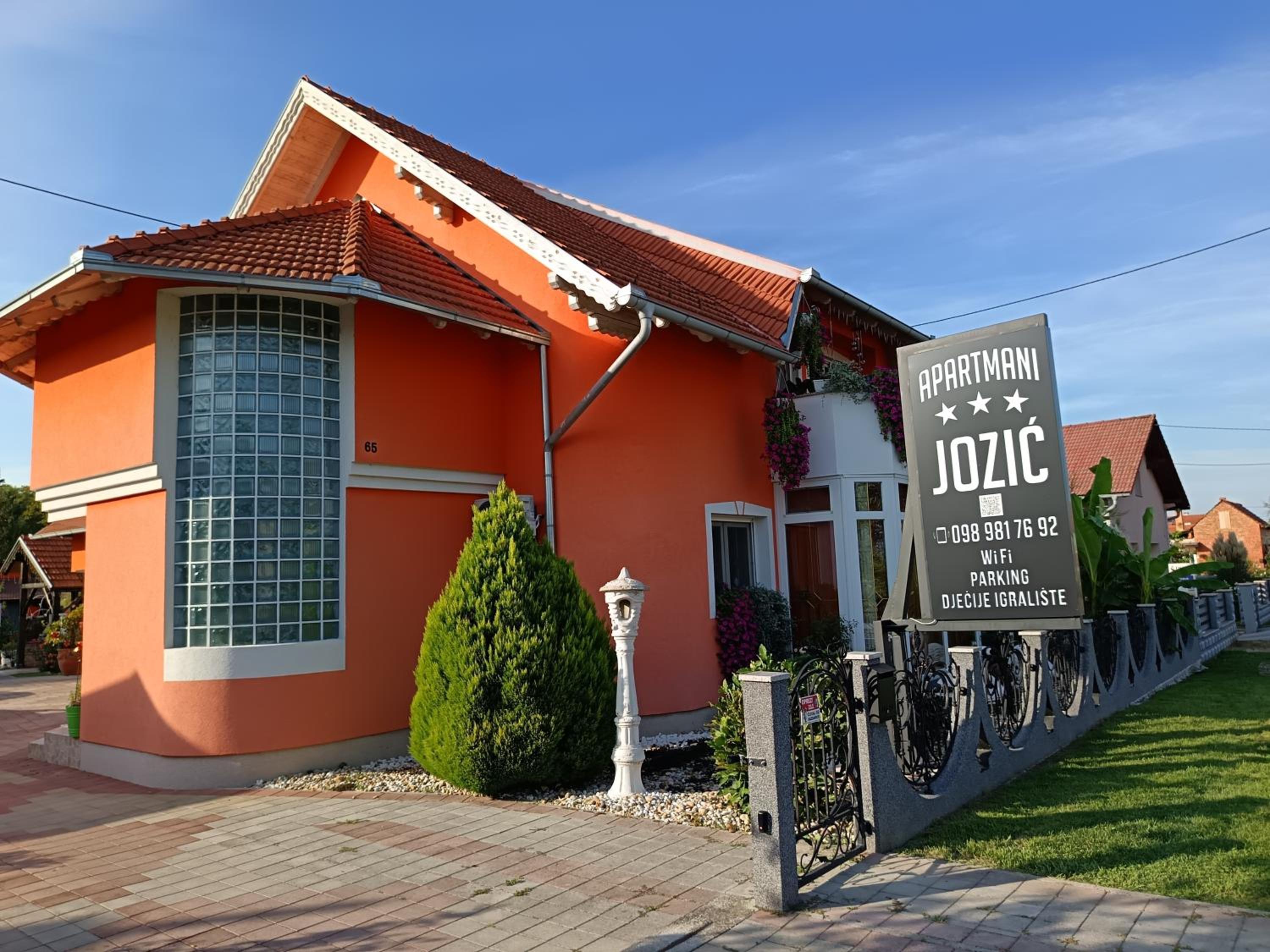 Hotel Apartmani Jozić - Image 1