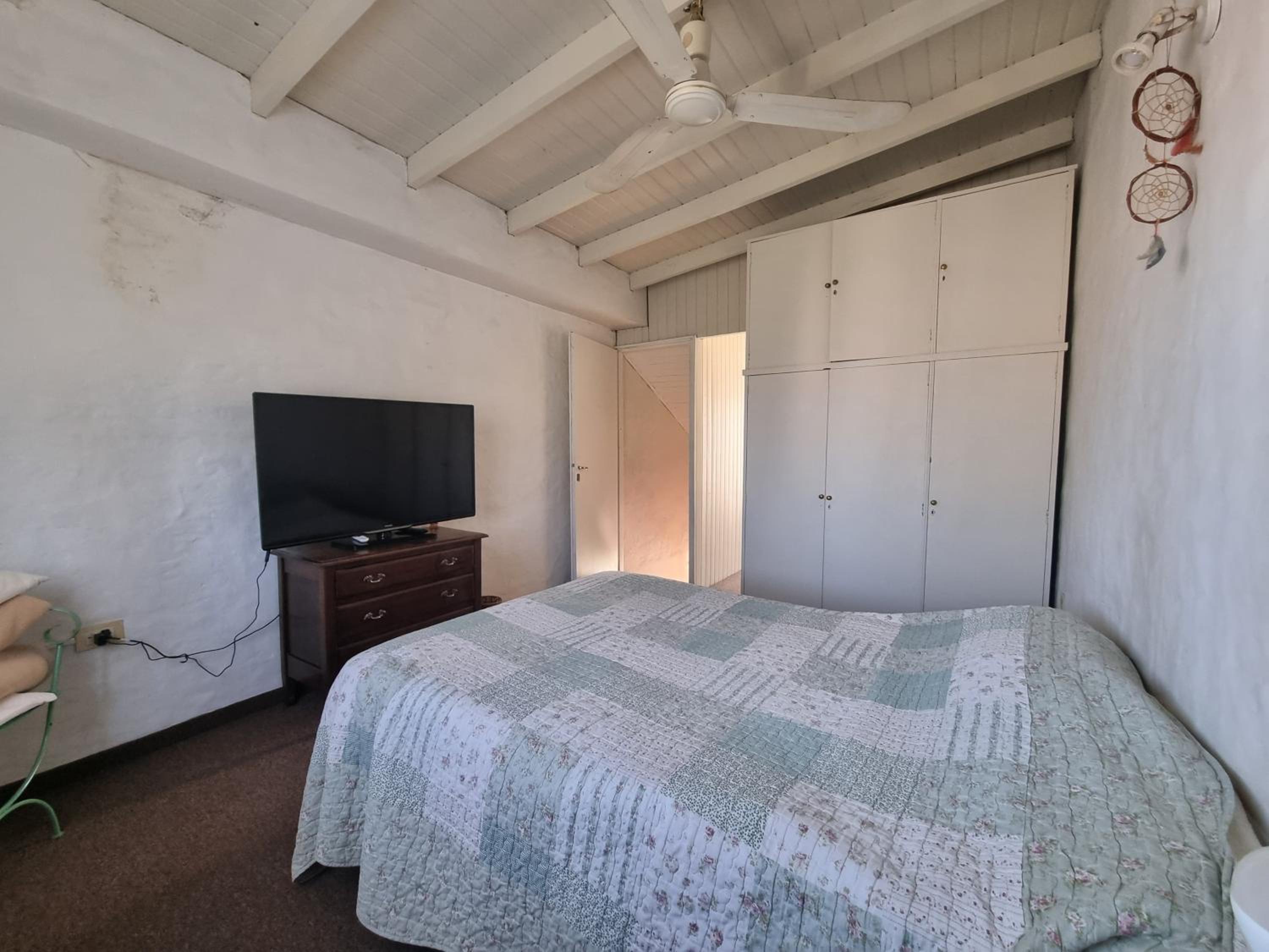 CASA MAIPÚ, acogedora y cerca de la Laguna, con pileta